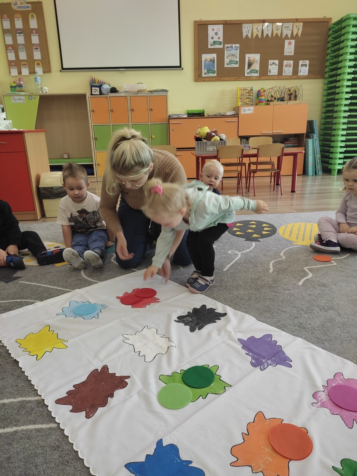 W piątek 19 września 2025 r. nasze oddziały przedszkolne  wzięło udział w obchodach Ogólnopolskiego Dnia Przedszkolaka. To wyjątkowe święto, które podkreśla, jak ważną rolę pełni edukacja przedszkolna w życiu najmłodszych i ich rodzin.
Już od rana w naszej placówce panowała radosna atmosfera. Każda grupa przedszkolna rozpoczęła dzień od zabaw integracyjnych. Dzieci wzięły udział w zawodach sportowych, konkursach plastycznych oraz tańcach przy muzyce. Na koniec na najmłodszych czekała  mała niespodzianka – drobny upominek. 
W uroczystości uczestniczyła również pani dyrektor Anetta Daszkowska, która złożyła wszystkim przedszkolakom życzenia, aby uśmiech gościł na ich twarzach każdego dnia, a nie tylko od święta.
Dzień Przedszkolaka okazał się piękną okazją do wspólnej zabawy, nauki i integracji. Był też ważnym przypomnieniem, jak wiele radości i energii wnoszą do naszego życia najmłodsi. 
Wszyscy bawili się znakomicie, a zadowolenie nie znikało z twarzy przedszkolaków. Z pewnością ten radosny dzień na długo pozostanie w ich pamięci.
