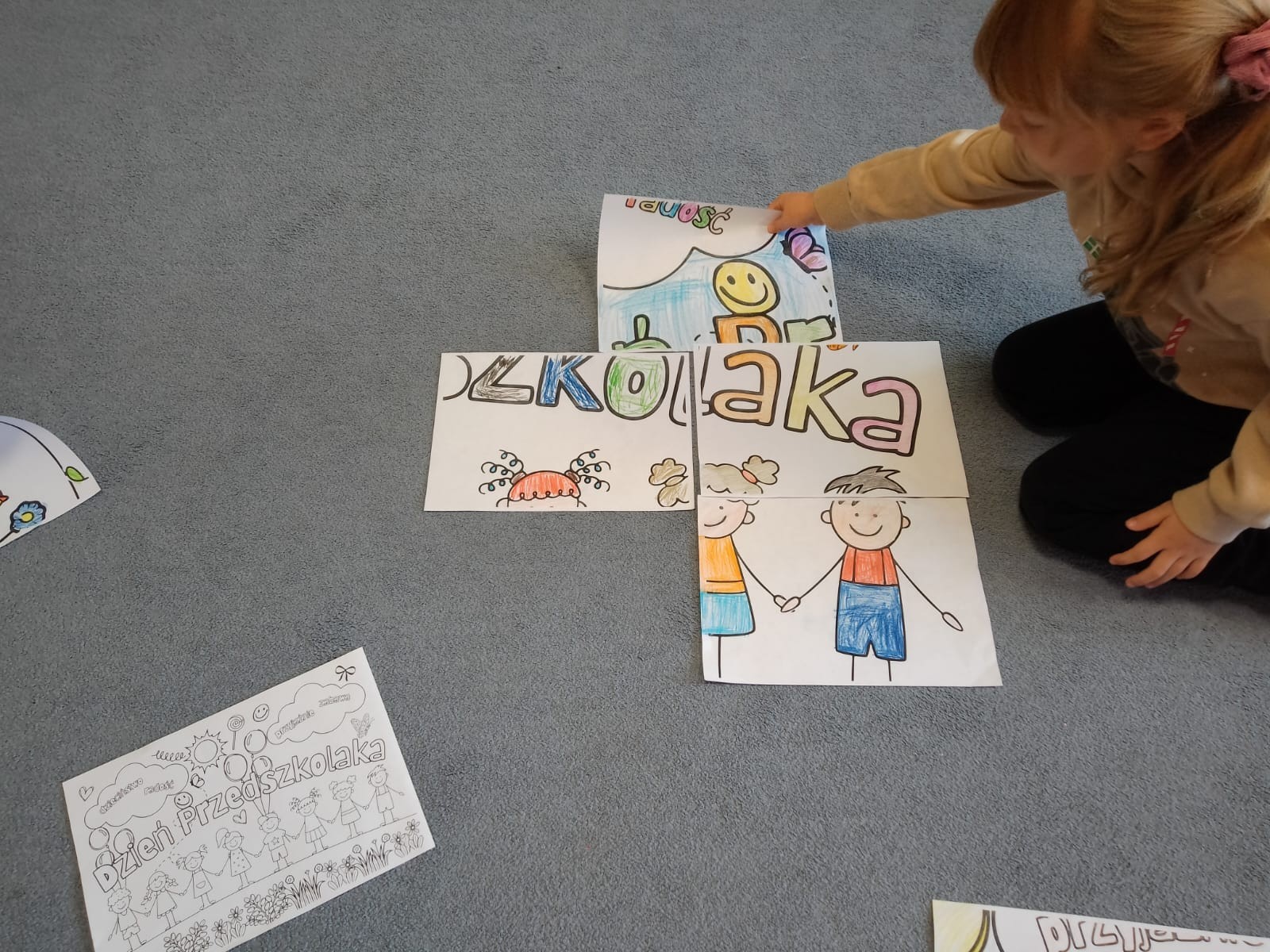 W piątek 19 września 2025 r. nasze oddziały przedszkolne  wzięło udział w obchodach Ogólnopolskiego Dnia Przedszkolaka. To wyjątkowe święto, które podkreśla, jak ważną rolę pełni edukacja przedszkolna w życiu najmłodszych i ich rodzin.
Już od rana w naszej placówce panowała radosna atmosfera. Każda grupa przedszkolna rozpoczęła dzień od zabaw integracyjnych. Dzieci wzięły udział w zawodach sportowych, konkursach plastycznych oraz tańcach przy muzyce. Na koniec na najmłodszych czekała  mała niespodzianka – drobny upominek. 
W uroczystości uczestniczyła również pani dyrektor Anetta Daszkowska, która złożyła wszystkim przedszkolakom życzenia, aby uśmiech gościł na ich twarzach każdego dnia, a nie tylko od święta.
Dzień Przedszkolaka okazał się piękną okazją do wspólnej zabawy, nauki i integracji. Był też ważnym przypomnieniem, jak wiele radości i energii wnoszą do naszego życia najmłodsi. 
Wszyscy bawili się znakomicie, a zadowolenie nie znikało z twarzy przedszkolaków. Z pewnością ten radosny dzień na długo pozostanie w ich pamięci.
