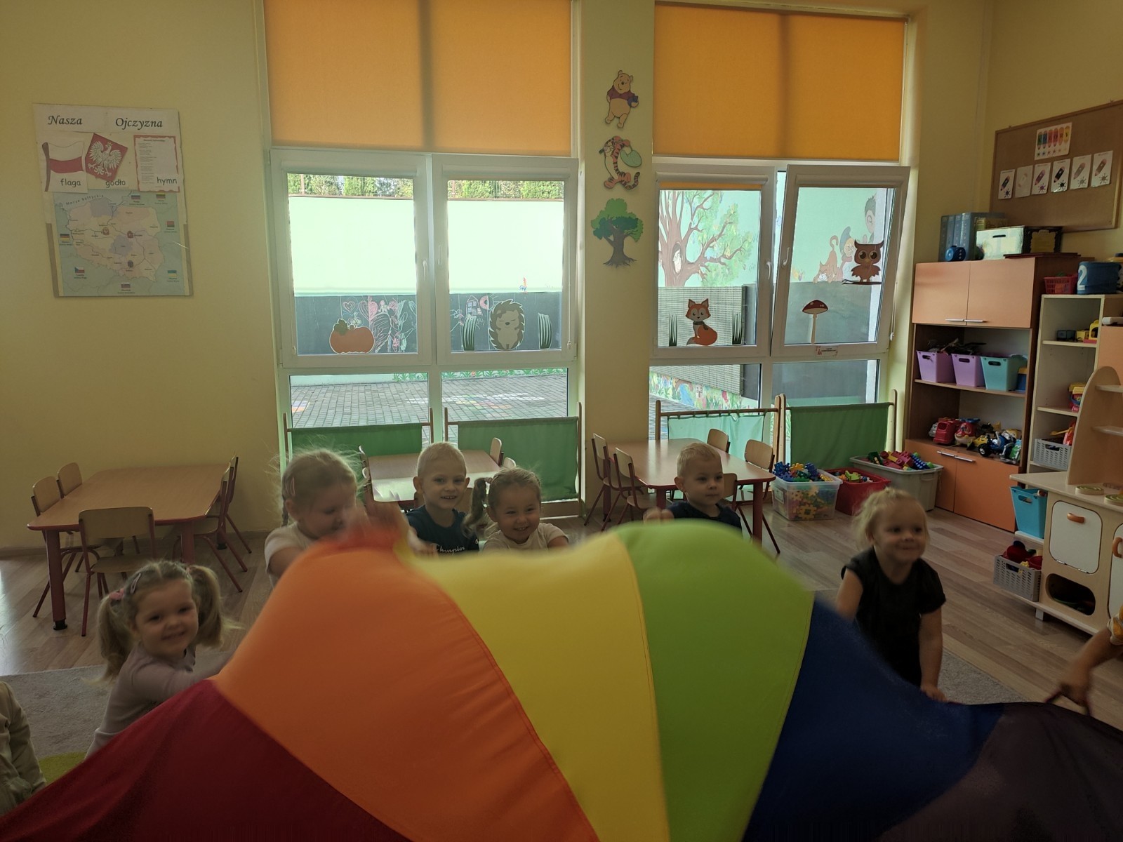 W piątek 19 września 2025 r. nasze oddziały przedszkolne  wzięło udział w obchodach Ogólnopolskiego Dnia Przedszkolaka. To wyjątkowe święto, które podkreśla, jak ważną rolę pełni edukacja przedszkolna w życiu najmłodszych i ich rodzin.
Już od rana w naszej placówce panowała radosna atmosfera. Każda grupa przedszkolna rozpoczęła dzień od zabaw integracyjnych. Dzieci wzięły udział w zawodach sportowych, konkursach plastycznych oraz tańcach przy muzyce. Na koniec na najmłodszych czekała  mała niespodzianka – drobny upominek. 
W uroczystości uczestniczyła również pani dyrektor Anetta Daszkowska, która złożyła wszystkim przedszkolakom życzenia, aby uśmiech gościł na ich twarzach każdego dnia, a nie tylko od święta.
Dzień Przedszkolaka okazał się piękną okazją do wspólnej zabawy, nauki i integracji. Był też ważnym przypomnieniem, jak wiele radości i energii wnoszą do naszego życia najmłodsi. 
Wszyscy bawili się znakomicie, a zadowolenie nie znikało z twarzy przedszkolaków. Z pewnością ten radosny dzień na długo pozostanie w ich pamięci.
