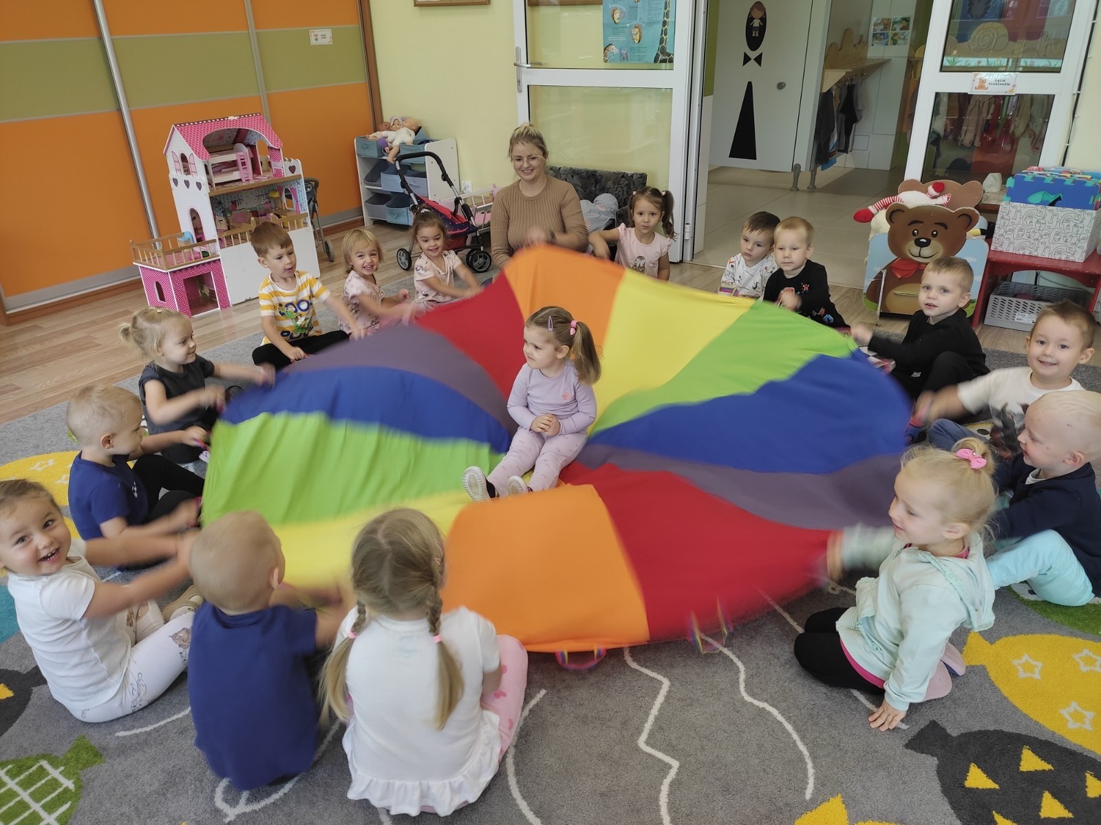 W piątek 19 września 2025 r. nasze oddziały przedszkolne  wzięło udział w obchodach Ogólnopolskiego Dnia Przedszkolaka. To wyjątkowe święto, które podkreśla, jak ważną rolę pełni edukacja przedszkolna w życiu najmłodszych i ich rodzin.
Już od rana w naszej placówce panowała radosna atmosfera. Każda grupa przedszkolna rozpoczęła dzień od zabaw integracyjnych. Dzieci wzięły udział w zawodach sportowych, konkursach plastycznych oraz tańcach przy muzyce. Na koniec na najmłodszych czekała  mała niespodzianka – drobny upominek. 
W uroczystości uczestniczyła również pani dyrektor Anetta Daszkowska, która złożyła wszystkim przedszkolakom życzenia, aby uśmiech gościł na ich twarzach każdego dnia, a nie tylko od święta.
Dzień Przedszkolaka okazał się piękną okazją do wspólnej zabawy, nauki i integracji. Był też ważnym przypomnieniem, jak wiele radości i energii wnoszą do naszego życia najmłodsi. 
Wszyscy bawili się znakomicie, a zadowolenie nie znikało z twarzy przedszkolaków. Z pewnością ten radosny dzień na długo pozostanie w ich pamięci.
