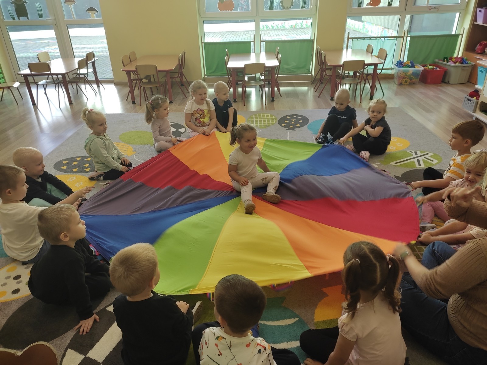 W piątek 19 września 2025 r. nasze oddziały przedszkolne  wzięło udział w obchodach Ogólnopolskiego Dnia Przedszkolaka. To wyjątkowe święto, które podkreśla, jak ważną rolę pełni edukacja przedszkolna w życiu najmłodszych i ich rodzin.
Już od rana w naszej placówce panowała radosna atmosfera. Każda grupa przedszkolna rozpoczęła dzień od zabaw integracyjnych. Dzieci wzięły udział w zawodach sportowych, konkursach plastycznych oraz tańcach przy muzyce. Na koniec na najmłodszych czekała  mała niespodzianka – drobny upominek. 
W uroczystości uczestniczyła również pani dyrektor Anetta Daszkowska, która złożyła wszystkim przedszkolakom życzenia, aby uśmiech gościł na ich twarzach każdego dnia, a nie tylko od święta.
Dzień Przedszkolaka okazał się piękną okazją do wspólnej zabawy, nauki i integracji. Był też ważnym przypomnieniem, jak wiele radości i energii wnoszą do naszego życia najmłodsi. 
Wszyscy bawili się znakomicie, a zadowolenie nie znikało z twarzy przedszkolaków. Z pewnością ten radosny dzień na długo pozostanie w ich pamięci.
