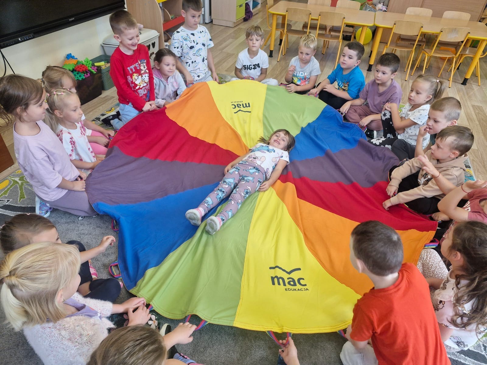 W piątek 19 września 2025 r. nasze oddziały przedszkolne  wzięło udział w obchodach Ogólnopolskiego Dnia Przedszkolaka. To wyjątkowe święto, które podkreśla, jak ważną rolę pełni edukacja przedszkolna w życiu najmłodszych i ich rodzin.
Już od rana w naszej placówce panowała radosna atmosfera. Każda grupa przedszkolna rozpoczęła dzień od zabaw integracyjnych. Dzieci wzięły udział w zawodach sportowych, konkursach plastycznych oraz tańcach przy muzyce. Na koniec na najmłodszych czekała  mała niespodzianka – drobny upominek. 
W uroczystości uczestniczyła również pani dyrektor Anetta Daszkowska, która złożyła wszystkim przedszkolakom życzenia, aby uśmiech gościł na ich twarzach każdego dnia, a nie tylko od święta.
Dzień Przedszkolaka okazał się piękną okazją do wspólnej zabawy, nauki i integracji. Był też ważnym przypomnieniem, jak wiele radości i energii wnoszą do naszego życia najmłodsi. 
Wszyscy bawili się znakomicie, a zadowolenie nie znikało z twarzy przedszkolaków. Z pewnością ten radosny dzień na długo pozostanie w ich pamięci.
