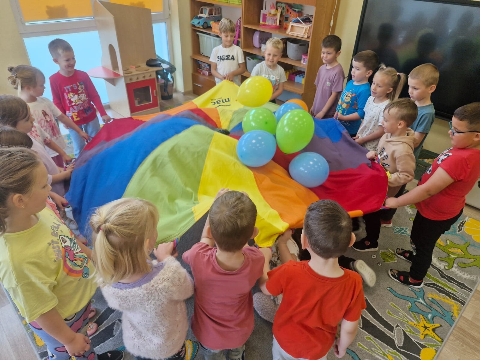 W piątek 19 września 2025 r. nasze oddziały przedszkolne  wzięło udział w obchodach Ogólnopolskiego Dnia Przedszkolaka. To wyjątkowe święto, które podkreśla, jak ważną rolę pełni edukacja przedszkolna w życiu najmłodszych i ich rodzin.
Już od rana w naszej placówce panowała radosna atmosfera. Każda grupa przedszkolna rozpoczęła dzień od zabaw integracyjnych. Dzieci wzięły udział w zawodach sportowych, konkursach plastycznych oraz tańcach przy muzyce. Na koniec na najmłodszych czekała  mała niespodzianka – drobny upominek. 
W uroczystości uczestniczyła również pani dyrektor Anetta Daszkowska, która złożyła wszystkim przedszkolakom życzenia, aby uśmiech gościł na ich twarzach każdego dnia, a nie tylko od święta.
Dzień Przedszkolaka okazał się piękną okazją do wspólnej zabawy, nauki i integracji. Był też ważnym przypomnieniem, jak wiele radości i energii wnoszą do naszego życia najmłodsi. 
Wszyscy bawili się znakomicie, a zadowolenie nie znikało z twarzy przedszkolaków. Z pewnością ten radosny dzień na długo pozostanie w ich pamięci.
