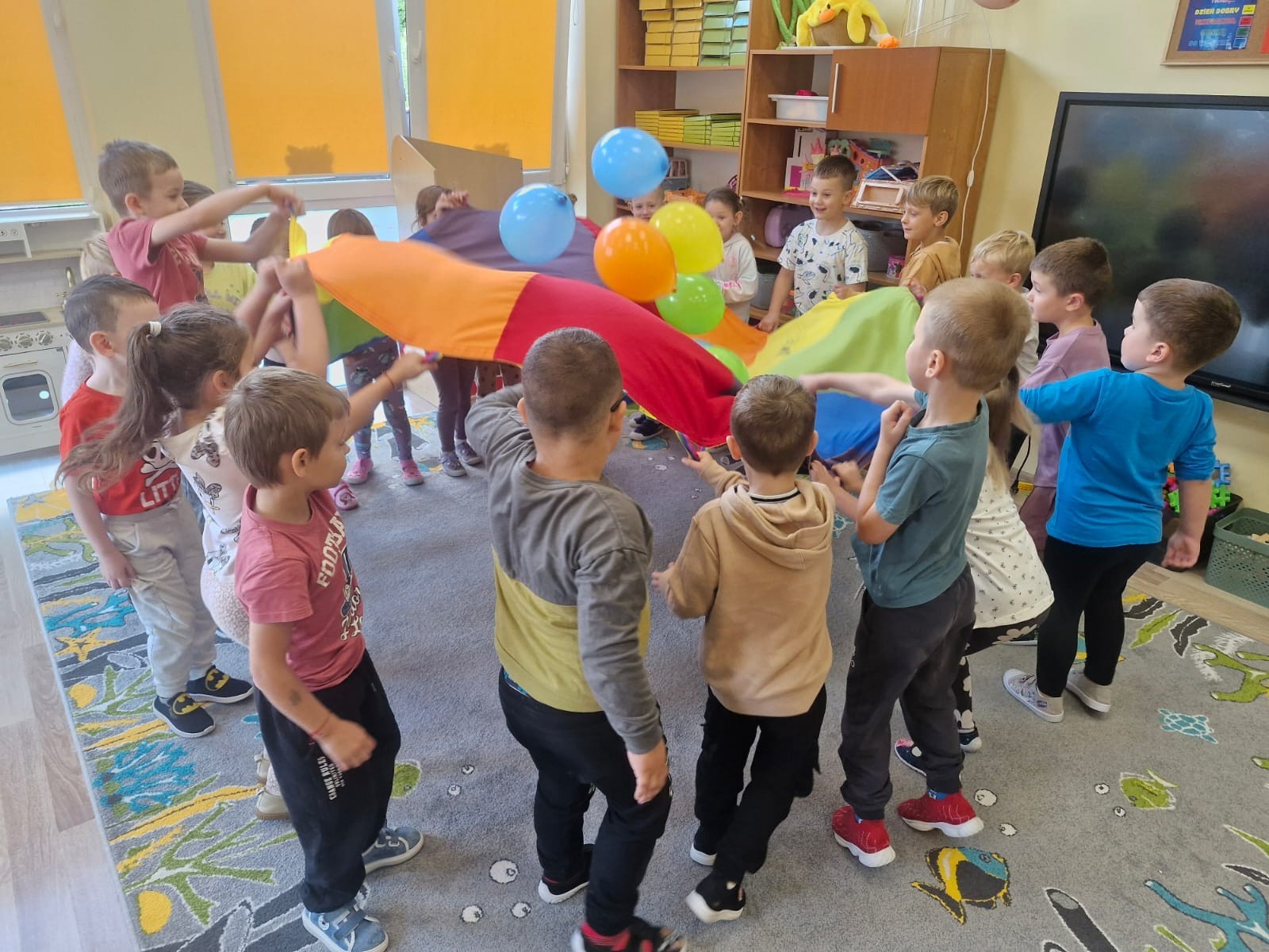 W piątek 19 września 2025 r. nasze oddziały przedszkolne  wzięło udział w obchodach Ogólnopolskiego Dnia Przedszkolaka. To wyjątkowe święto, które podkreśla, jak ważną rolę pełni edukacja przedszkolna w życiu najmłodszych i ich rodzin.
Już od rana w naszej placówce panowała radosna atmosfera. Każda grupa przedszkolna rozpoczęła dzień od zabaw integracyjnych. Dzieci wzięły udział w zawodach sportowych, konkursach plastycznych oraz tańcach przy muzyce. Na koniec na najmłodszych czekała  mała niespodzianka – drobny upominek. 
W uroczystości uczestniczyła również pani dyrektor Anetta Daszkowska, która złożyła wszystkim przedszkolakom życzenia, aby uśmiech gościł na ich twarzach każdego dnia, a nie tylko od święta.
Dzień Przedszkolaka okazał się piękną okazją do wspólnej zabawy, nauki i integracji. Był też ważnym przypomnieniem, jak wiele radości i energii wnoszą do naszego życia najmłodsi. 
Wszyscy bawili się znakomicie, a zadowolenie nie znikało z twarzy przedszkolaków. Z pewnością ten radosny dzień na długo pozostanie w ich pamięci.
