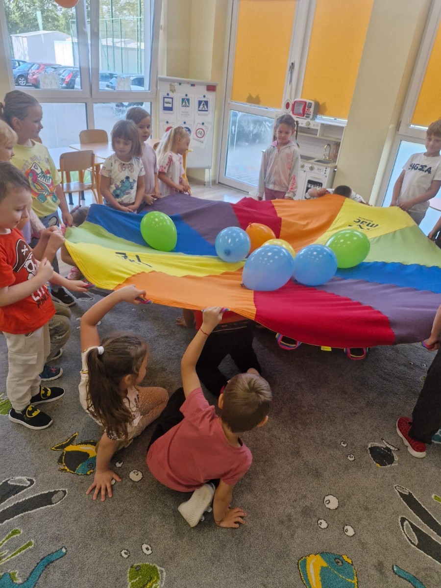 W piątek 19 września 2025 r. nasze oddziały przedszkolne  wzięło udział w obchodach Ogólnopolskiego Dnia Przedszkolaka. To wyjątkowe święto, które podkreśla, jak ważną rolę pełni edukacja przedszkolna w życiu najmłodszych i ich rodzin.
Już od rana w naszej placówce panowała radosna atmosfera. Każda grupa przedszkolna rozpoczęła dzień od zabaw integracyjnych. Dzieci wzięły udział w zawodach sportowych, konkursach plastycznych oraz tańcach przy muzyce. Na koniec na najmłodszych czekała  mała niespodzianka – drobny upominek. 
W uroczystości uczestniczyła również pani dyrektor Anetta Daszkowska, która złożyła wszystkim przedszkolakom życzenia, aby uśmiech gościł na ich twarzach każdego dnia, a nie tylko od święta.
Dzień Przedszkolaka okazał się piękną okazją do wspólnej zabawy, nauki i integracji. Był też ważnym przypomnieniem, jak wiele radości i energii wnoszą do naszego życia najmłodsi. 
Wszyscy bawili się znakomicie, a zadowolenie nie znikało z twarzy przedszkolaków. Z pewnością ten radosny dzień na długo pozostanie w ich pamięci.
