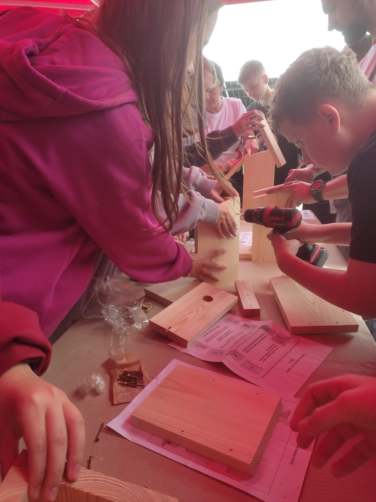 W dniu 22 września uczniowie klas siódmych Szkoły Podstawowej nr 2 wzięli udział w wyjątkowym wyjściu edukacyjnym do miejskiej ciepłowni Veolia w ramach podjętej współpracy na rzecz kształtowania postaw proekologicznych. Celem wizyty było poznanie sposobu działania systemu ciepłowniczego, procesu wytwarzania energii systemowej i jej roli, jaką odgrywa ona w codziennym życiu mieszkańców Pasłęka. 
Po przyjściu na teren zakładu uczniowie zostali przywitani przez pracowników Veoli: dyrektora regionalnego pana Rafała Orzoł, specjalistkę d.s ochrony środowiska panią Agnieszkę Margańską, kierownika ciepłowni w Pasłęku pana Michała Szkolmowskiego oraz innych pracowników. Na początku spotkania odbyło się krótkie szkolenia BHP dla uczniów, a następnie przeszliśmy w kaskach ochronnych na własne oczy zobaczyć wnętrze ciepłowni. Uczniowie poznali wszystkie etapy wytwarzania energii cieplnej. odwiedzili kotłownię, sterownię oraz punkt, w którym oczyszczane są spaliny. Duże wrażenie zrobiła na nich skala urządzeń – ogromne kotły, sieci rur i skomplikowane systemy monitoringu pracy tych urządzeń. Pracownicy zakładu chętnie odpowiadali na pytania uczniów, tłumacząc zasady pracy i funkcjonowania takich instalacji.  
W drugiej części spotkania pani Agnieszka zaprezentowała krótką prezentację o znaczeniu bioróżnorodności w naszym  środowisku. Zaznaczyła jak ważną rolę ma bioróżnorodność w codziennym życiu, gdyż jest ona fundamentem zdrowych ekosystemów, zapewniając nam czystą wodę, żywność, oraz stabilność klimatyczną i jakie zagrożenia niesie za sobą jej utrata.  
Na koniec spotkania uczniowie wykonali plakat promujący tematykę naszego wyjścia oraz wykonali budki lęgowe dla ptaków i nietoperzy, które ozdobią teren szkolny.
Wycieczka zakończyła się krótkim quizem wiedzy o energii cieplnej i ochronie środowiska. Najaktywniejsi uczestnicy otrzymali nagrody, a pozostali uczniowie drobne upominki. 
