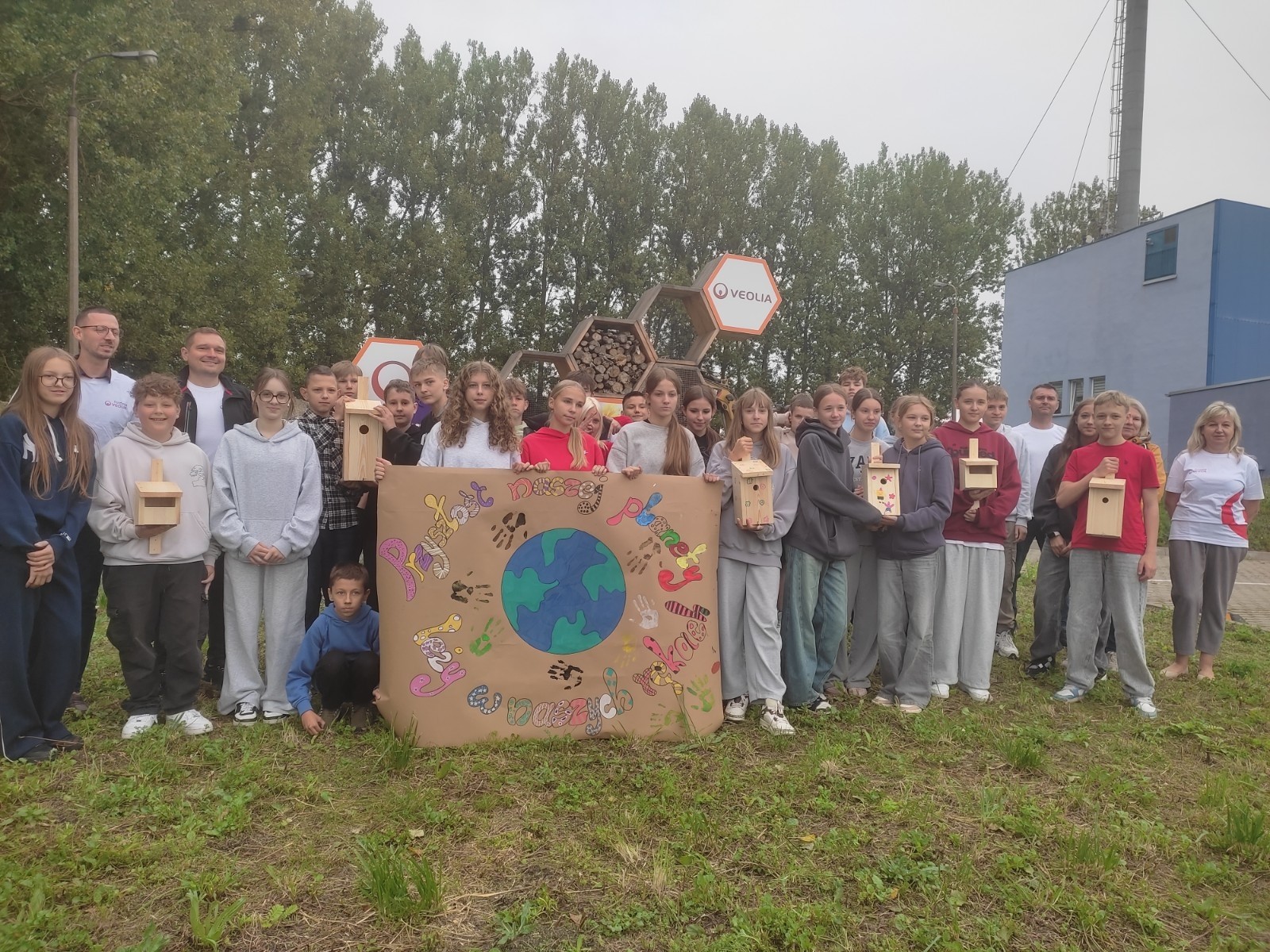 W dniu 22 września uczniowie klas siódmych Szkoły Podstawowej nr 2 wzięli udział w wyjątkowym wyjściu edukacyjnym do miejskiej ciepłowni Veolia w ramach podjętej współpracy na rzecz kształtowania postaw proekologicznych. Celem wizyty było poznanie sposobu działania systemu ciepłowniczego, procesu wytwarzania energii systemowej i jej roli, jaką odgrywa ona w codziennym życiu mieszkańców Pasłęka. 
Po przyjściu na teren zakładu uczniowie zostali przywitani przez pracowników Veoli: dyrektora regionalnego pana Rafała Orzoł, specjalistkę d.s ochrony środowiska panią Agnieszkę Margańską, kierownika ciepłowni w Pasłęku pana Michała Szkolmowskiego oraz innych pracowników. Na początku spotkania odbyło się krótkie szkolenia BHP dla uczniów, a następnie przeszliśmy w kaskach ochronnych na własne oczy zobaczyć wnętrze ciepłowni. Uczniowie poznali wszystkie etapy wytwarzania energii cieplnej. odwiedzili kotłownię, sterownię oraz punkt, w którym oczyszczane są spaliny. Duże wrażenie zrobiła na nich skala urządzeń – ogromne kotły, sieci rur i skomplikowane systemy monitoringu pracy tych urządzeń. Pracownicy zakładu chętnie odpowiadali na pytania uczniów, tłumacząc zasady pracy i funkcjonowania takich instalacji.  
W drugiej części spotkania pani Agnieszka zaprezentowała krótką prezentację o znaczeniu bioróżnorodności w naszym  środowisku. Zaznaczyła jak ważną rolę ma bioróżnorodność w codziennym życiu, gdyż jest ona fundamentem zdrowych ekosystemów, zapewniając nam czystą wodę, żywność, oraz stabilność klimatyczną i jakie zagrożenia niesie za sobą jej utrata.  
Na koniec spotkania uczniowie wykonali plakat promujący tematykę naszego wyjścia oraz wykonali budki lęgowe dla ptaków i nietoperzy, które ozdobią teren szkolny.
Wycieczka zakończyła się krótkim quizem wiedzy o energii cieplnej i ochronie środowiska. Najaktywniejsi uczestnicy otrzymali nagrody, a pozostali uczniowie drobne upominki. 
