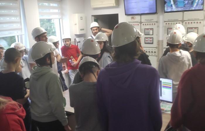 W dniu 22 września uczniowie klas siódmych Szkoły Podstawowej nr 2 wzięli udział w wyjątkowym wyjściu edukacyjnym do miejskiej ciepłowni Veolia w ramach podjętej współpracy na rzecz kształtowania postaw proekologicznych. Celem wizyty było poznanie sposobu działania systemu ciepłowniczego, procesu wytwarzania energii systemowej i jej roli, jaką odgrywa ona w codziennym życiu mieszkańców Pasłęka. 
Po przyjściu na teren zakładu uczniowie zostali przywitani przez pracowników Veoli: dyrektora regionalnego pana Rafała Orzoł, specjalistkę d.s ochrony środowiska panią Agnieszkę Margańską, kierownika ciepłowni w Pasłęku pana Michała Szkolmowskiego oraz innych pracowników. Na początku spotkania odbyło się krótkie szkolenia BHP dla uczniów, a następnie przeszliśmy w kaskach ochronnych na własne oczy zobaczyć wnętrze ciepłowni. Uczniowie poznali wszystkie etapy wytwarzania energii cieplnej. odwiedzili kotłownię, sterownię oraz punkt, w którym oczyszczane są spaliny. Duże wrażenie zrobiła na nich skala urządzeń – ogromne kotły, sieci rur i skomplikowane systemy monitoringu pracy tych urządzeń. Pracownicy zakładu chętnie odpowiadali na pytania uczniów, tłumacząc zasady pracy i funkcjonowania takich instalacji.  
W drugiej części spotkania pani Agnieszka zaprezentowała krótką prezentację o znaczeniu bioróżnorodności w naszym  środowisku. Zaznaczyła jak ważną rolę ma bioróżnorodność w codziennym życiu, gdyż jest ona fundamentem zdrowych ekosystemów, zapewniając nam czystą wodę, żywność, oraz stabilność klimatyczną i jakie zagrożenia niesie za sobą jej utrata.  
Na koniec spotkania uczniowie wykonali plakat promujący tematykę naszego wyjścia oraz wykonali budki lęgowe dla ptaków i nietoperzy, które ozdobią teren szkolny.
Wycieczka zakończyła się krótkim quizem wiedzy o energii cieplnej i ochronie środowiska. Najaktywniejsi uczestnicy otrzymali nagrody, a pozostali uczniowie drobne upominki. 
