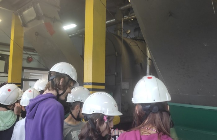 W dniu 22 września uczniowie klas siódmych Szkoły Podstawowej nr 2 wzięli udział w wyjątkowym wyjściu edukacyjnym do miejskiej ciepłowni Veolia w ramach podjętej współpracy na rzecz kształtowania postaw proekologicznych. Celem wizyty było poznanie sposobu działania systemu ciepłowniczego, procesu wytwarzania energii systemowej i jej roli, jaką odgrywa ona w codziennym życiu mieszkańców Pasłęka. 
Po przyjściu na teren zakładu uczniowie zostali przywitani przez pracowników Veoli: dyrektora regionalnego pana Rafała Orzoł, specjalistkę d.s ochrony środowiska panią Agnieszkę Margańską, kierownika ciepłowni w Pasłęku pana Michała Szkolmowskiego oraz innych pracowników. Na początku spotkania odbyło się krótkie szkolenia BHP dla uczniów, a następnie przeszliśmy w kaskach ochronnych na własne oczy zobaczyć wnętrze ciepłowni. Uczniowie poznali wszystkie etapy wytwarzania energii cieplnej. odwiedzili kotłownię, sterownię oraz punkt, w którym oczyszczane są spaliny. Duże wrażenie zrobiła na nich skala urządzeń – ogromne kotły, sieci rur i skomplikowane systemy monitoringu pracy tych urządzeń. Pracownicy zakładu chętnie odpowiadali na pytania uczniów, tłumacząc zasady pracy i funkcjonowania takich instalacji.  
W drugiej części spotkania pani Agnieszka zaprezentowała krótką prezentację o znaczeniu bioróżnorodności w naszym  środowisku. Zaznaczyła jak ważną rolę ma bioróżnorodność w codziennym życiu, gdyż jest ona fundamentem zdrowych ekosystemów, zapewniając nam czystą wodę, żywność, oraz stabilność klimatyczną i jakie zagrożenia niesie za sobą jej utrata.  
Na koniec spotkania uczniowie wykonali plakat promujący tematykę naszego wyjścia oraz wykonali budki lęgowe dla ptaków i nietoperzy, które ozdobią teren szkolny.
Wycieczka zakończyła się krótkim quizem wiedzy o energii cieplnej i ochronie środowiska. Najaktywniejsi uczestnicy otrzymali nagrody, a pozostali uczniowie drobne upominki. 
