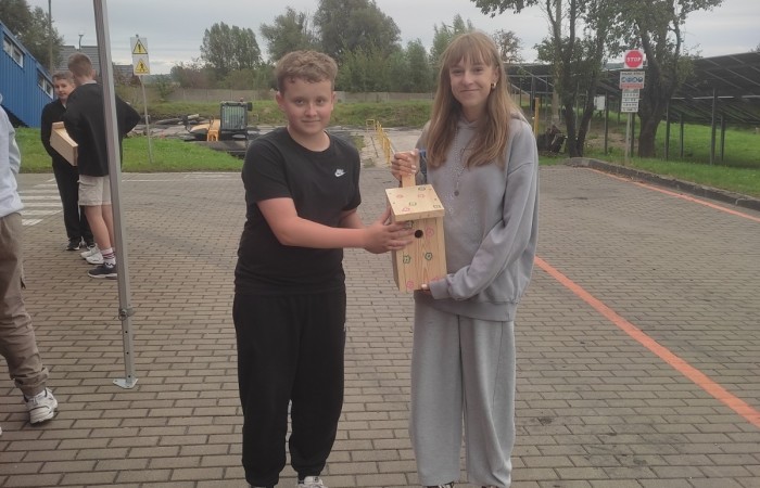 W dniu 22 września uczniowie klas siódmych Szkoły Podstawowej nr 2 wzięli udział w wyjątkowym wyjściu edukacyjnym do miejskiej ciepłowni Veolia w ramach podjętej współpracy na rzecz kształtowania postaw proekologicznych. Celem wizyty było poznanie sposobu działania systemu ciepłowniczego, procesu wytwarzania energii systemowej i jej roli, jaką odgrywa ona w codziennym życiu mieszkańców Pasłęka. 
Po przyjściu na teren zakładu uczniowie zostali przywitani przez pracowników Veoli: dyrektora regionalnego pana Rafała Orzoł, specjalistkę d.s ochrony środowiska panią Agnieszkę Margańską, kierownika ciepłowni w Pasłęku pana Michała Szkolmowskiego oraz innych pracowników. Na początku spotkania odbyło się krótkie szkolenia BHP dla uczniów, a następnie przeszliśmy w kaskach ochronnych na własne oczy zobaczyć wnętrze ciepłowni. Uczniowie poznali wszystkie etapy wytwarzania energii cieplnej. odwiedzili kotłownię, sterownię oraz punkt, w którym oczyszczane są spaliny. Duże wrażenie zrobiła na nich skala urządzeń – ogromne kotły, sieci rur i skomplikowane systemy monitoringu pracy tych urządzeń. Pracownicy zakładu chętnie odpowiadali na pytania uczniów, tłumacząc zasady pracy i funkcjonowania takich instalacji.  
W drugiej części spotkania pani Agnieszka zaprezentowała krótką prezentację o znaczeniu bioróżnorodności w naszym  środowisku. Zaznaczyła jak ważną rolę ma bioróżnorodność w codziennym życiu, gdyż jest ona fundamentem zdrowych ekosystemów, zapewniając nam czystą wodę, żywność, oraz stabilność klimatyczną i jakie zagrożenia niesie za sobą jej utrata.  
Na koniec spotkania uczniowie wykonali plakat promujący tematykę naszego wyjścia oraz wykonali budki lęgowe dla ptaków i nietoperzy, które ozdobią teren szkolny.
Wycieczka zakończyła się krótkim quizem wiedzy o energii cieplnej i ochronie środowiska. Najaktywniejsi uczestnicy otrzymali nagrody, a pozostali uczniowie drobne upominki. 
