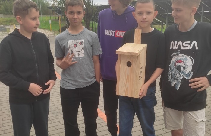 W dniu 22 września uczniowie klas siódmych Szkoły Podstawowej nr 2 wzięli udział w wyjątkowym wyjściu edukacyjnym do miejskiej ciepłowni Veolia w ramach podjętej współpracy na rzecz kształtowania postaw proekologicznych. Celem wizyty było poznanie sposobu działania systemu ciepłowniczego, procesu wytwarzania energii systemowej i jej roli, jaką odgrywa ona w codziennym życiu mieszkańców Pasłęka. 
Po przyjściu na teren zakładu uczniowie zostali przywitani przez pracowników Veoli: dyrektora regionalnego pana Rafała Orzoł, specjalistkę d.s ochrony środowiska panią Agnieszkę Margańską, kierownika ciepłowni w Pasłęku pana Michała Szkolmowskiego oraz innych pracowników. Na początku spotkania odbyło się krótkie szkolenia BHP dla uczniów, a następnie przeszliśmy w kaskach ochronnych na własne oczy zobaczyć wnętrze ciepłowni. Uczniowie poznali wszystkie etapy wytwarzania energii cieplnej. odwiedzili kotłownię, sterownię oraz punkt, w którym oczyszczane są spaliny. Duże wrażenie zrobiła na nich skala urządzeń – ogromne kotły, sieci rur i skomplikowane systemy monitoringu pracy tych urządzeń. Pracownicy zakładu chętnie odpowiadali na pytania uczniów, tłumacząc zasady pracy i funkcjonowania takich instalacji.  
W drugiej części spotkania pani Agnieszka zaprezentowała krótką prezentację o znaczeniu bioróżnorodności w naszym  środowisku. Zaznaczyła jak ważną rolę ma bioróżnorodność w codziennym życiu, gdyż jest ona fundamentem zdrowych ekosystemów, zapewniając nam czystą wodę, żywność, oraz stabilność klimatyczną i jakie zagrożenia niesie za sobą jej utrata.  
Na koniec spotkania uczniowie wykonali plakat promujący tematykę naszego wyjścia oraz wykonali budki lęgowe dla ptaków i nietoperzy, które ozdobią teren szkolny.
Wycieczka zakończyła się krótkim quizem wiedzy o energii cieplnej i ochronie środowiska. Najaktywniejsi uczestnicy otrzymali nagrody, a pozostali uczniowie drobne upominki. 
