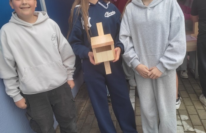 W dniu 22 września uczniowie klas siódmych Szkoły Podstawowej nr 2 wzięli udział w wyjątkowym wyjściu edukacyjnym do miejskiej ciepłowni Veolia w ramach podjętej współpracy na rzecz kształtowania postaw proekologicznych. Celem wizyty było poznanie sposobu działania systemu ciepłowniczego, procesu wytwarzania energii systemowej i jej roli, jaką odgrywa ona w codziennym życiu mieszkańców Pasłęka. 
Po przyjściu na teren zakładu uczniowie zostali przywitani przez pracowników Veoli: dyrektora regionalnego pana Rafała Orzoł, specjalistkę d.s ochrony środowiska panią Agnieszkę Margańską, kierownika ciepłowni w Pasłęku pana Michała Szkolmowskiego oraz innych pracowników. Na początku spotkania odbyło się krótkie szkolenia BHP dla uczniów, a następnie przeszliśmy w kaskach ochronnych na własne oczy zobaczyć wnętrze ciepłowni. Uczniowie poznali wszystkie etapy wytwarzania energii cieplnej. odwiedzili kotłownię, sterownię oraz punkt, w którym oczyszczane są spaliny. Duże wrażenie zrobiła na nich skala urządzeń – ogromne kotły, sieci rur i skomplikowane systemy monitoringu pracy tych urządzeń. Pracownicy zakładu chętnie odpowiadali na pytania uczniów, tłumacząc zasady pracy i funkcjonowania takich instalacji.  
W drugiej części spotkania pani Agnieszka zaprezentowała krótką prezentację o znaczeniu bioróżnorodności w naszym  środowisku. Zaznaczyła jak ważną rolę ma bioróżnorodność w codziennym życiu, gdyż jest ona fundamentem zdrowych ekosystemów, zapewniając nam czystą wodę, żywność, oraz stabilność klimatyczną i jakie zagrożenia niesie za sobą jej utrata.  
Na koniec spotkania uczniowie wykonali plakat promujący tematykę naszego wyjścia oraz wykonali budki lęgowe dla ptaków i nietoperzy, które ozdobią teren szkolny.
Wycieczka zakończyła się krótkim quizem wiedzy o energii cieplnej i ochronie środowiska. Najaktywniejsi uczestnicy otrzymali nagrody, a pozostali uczniowie drobne upominki. 
