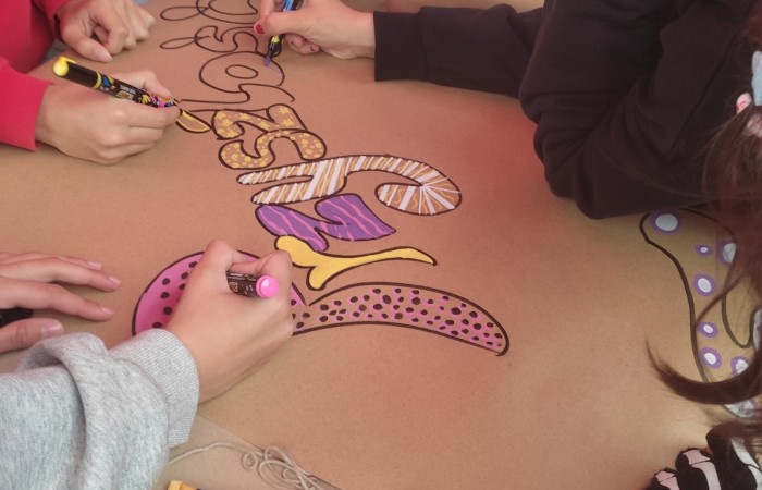 W dniu 22 września uczniowie klas siódmych Szkoły Podstawowej nr 2 wzięli udział w wyjątkowym wyjściu edukacyjnym do miejskiej ciepłowni Veolia w ramach podjętej współpracy na rzecz kształtowania postaw proekologicznych. Celem wizyty było poznanie sposobu działania systemu ciepłowniczego, procesu wytwarzania energii systemowej i jej roli, jaką odgrywa ona w codziennym życiu mieszkańców Pasłęka. 
Po przyjściu na teren zakładu uczniowie zostali przywitani przez pracowników Veoli: dyrektora regionalnego pana Rafała Orzoł, specjalistkę d.s ochrony środowiska panią Agnieszkę Margańską, kierownika ciepłowni w Pasłęku pana Michała Szkolmowskiego oraz innych pracowników. Na początku spotkania odbyło się krótkie szkolenia BHP dla uczniów, a następnie przeszliśmy w kaskach ochronnych na własne oczy zobaczyć wnętrze ciepłowni. Uczniowie poznali wszystkie etapy wytwarzania energii cieplnej. odwiedzili kotłownię, sterownię oraz punkt, w którym oczyszczane są spaliny. Duże wrażenie zrobiła na nich skala urządzeń – ogromne kotły, sieci rur i skomplikowane systemy monitoringu pracy tych urządzeń. Pracownicy zakładu chętnie odpowiadali na pytania uczniów, tłumacząc zasady pracy i funkcjonowania takich instalacji.  
W drugiej części spotkania pani Agnieszka zaprezentowała krótką prezentację o znaczeniu bioróżnorodności w naszym  środowisku. Zaznaczyła jak ważną rolę ma bioróżnorodność w codziennym życiu, gdyż jest ona fundamentem zdrowych ekosystemów, zapewniając nam czystą wodę, żywność, oraz stabilność klimatyczną i jakie zagrożenia niesie za sobą jej utrata.  
Na koniec spotkania uczniowie wykonali plakat promujący tematykę naszego wyjścia oraz wykonali budki lęgowe dla ptaków i nietoperzy, które ozdobią teren szkolny.
Wycieczka zakończyła się krótkim quizem wiedzy o energii cieplnej i ochronie środowiska. Najaktywniejsi uczestnicy otrzymali nagrody, a pozostali uczniowie drobne upominki. 
