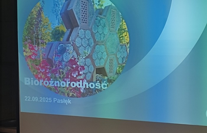 W dniu 22 września uczniowie klas siódmych Szkoły Podstawowej nr 2 wzięli udział w wyjątkowym wyjściu edukacyjnym do miejskiej ciepłowni Veolia w ramach podjętej współpracy na rzecz kształtowania postaw proekologicznych. Celem wizyty było poznanie sposobu działania systemu ciepłowniczego, procesu wytwarzania energii systemowej i jej roli, jaką odgrywa ona w codziennym życiu mieszkańców Pasłęka. 
Po przyjściu na teren zakładu uczniowie zostali przywitani przez pracowników Veoli: dyrektora regionalnego pana Rafała Orzoł, specjalistkę d.s ochrony środowiska panią Agnieszkę Margańską, kierownika ciepłowni w Pasłęku pana Michała Szkolmowskiego oraz innych pracowników. Na początku spotkania odbyło się krótkie szkolenia BHP dla uczniów, a następnie przeszliśmy w kaskach ochronnych na własne oczy zobaczyć wnętrze ciepłowni. Uczniowie poznali wszystkie etapy wytwarzania energii cieplnej. odwiedzili kotłownię, sterownię oraz punkt, w którym oczyszczane są spaliny. Duże wrażenie zrobiła na nich skala urządzeń – ogromne kotły, sieci rur i skomplikowane systemy monitoringu pracy tych urządzeń. Pracownicy zakładu chętnie odpowiadali na pytania uczniów, tłumacząc zasady pracy i funkcjonowania takich instalacji.  
W drugiej części spotkania pani Agnieszka zaprezentowała krótką prezentację o znaczeniu bioróżnorodności w naszym  środowisku. Zaznaczyła jak ważną rolę ma bioróżnorodność w codziennym życiu, gdyż jest ona fundamentem zdrowych ekosystemów, zapewniając nam czystą wodę, żywność, oraz stabilność klimatyczną i jakie zagrożenia niesie za sobą jej utrata.  
Na koniec spotkania uczniowie wykonali plakat promujący tematykę naszego wyjścia oraz wykonali budki lęgowe dla ptaków i nietoperzy, które ozdobią teren szkolny.
Wycieczka zakończyła się krótkim quizem wiedzy o energii cieplnej i ochronie środowiska. Najaktywniejsi uczestnicy otrzymali nagrody, a pozostali uczniowie drobne upominki. 
