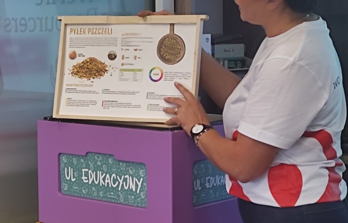 W dniu 22 września uczniowie klas siódmych Szkoły Podstawowej nr 2 wzięli udział w wyjątkowym wyjściu edukacyjnym do miejskiej ciepłowni Veolia w ramach podjętej współpracy na rzecz kształtowania postaw proekologicznych. Celem wizyty było poznanie sposobu działania systemu ciepłowniczego, procesu wytwarzania energii systemowej i jej roli, jaką odgrywa ona w codziennym życiu mieszkańców Pasłęka. 
Po przyjściu na teren zakładu uczniowie zostali przywitani przez pracowników Veoli: dyrektora regionalnego pana Rafała Orzoł, specjalistkę d.s ochrony środowiska panią Agnieszkę Margańską, kierownika ciepłowni w Pasłęku pana Michała Szkolmowskiego oraz innych pracowników. Na początku spotkania odbyło się krótkie szkolenia BHP dla uczniów, a następnie przeszliśmy w kaskach ochronnych na własne oczy zobaczyć wnętrze ciepłowni. Uczniowie poznali wszystkie etapy wytwarzania energii cieplnej. odwiedzili kotłownię, sterownię oraz punkt, w którym oczyszczane są spaliny. Duże wrażenie zrobiła na nich skala urządzeń – ogromne kotły, sieci rur i skomplikowane systemy monitoringu pracy tych urządzeń. Pracownicy zakładu chętnie odpowiadali na pytania uczniów, tłumacząc zasady pracy i funkcjonowania takich instalacji.  
W drugiej części spotkania pani Agnieszka zaprezentowała krótką prezentację o znaczeniu bioróżnorodności w naszym  środowisku. Zaznaczyła jak ważną rolę ma bioróżnorodność w codziennym życiu, gdyż jest ona fundamentem zdrowych ekosystemów, zapewniając nam czystą wodę, żywność, oraz stabilność klimatyczną i jakie zagrożenia niesie za sobą jej utrata.  
Na koniec spotkania uczniowie wykonali plakat promujący tematykę naszego wyjścia oraz wykonali budki lęgowe dla ptaków i nietoperzy, które ozdobią teren szkolny.
Wycieczka zakończyła się krótkim quizem wiedzy o energii cieplnej i ochronie środowiska. Najaktywniejsi uczestnicy otrzymali nagrody, a pozostali uczniowie drobne upominki. 
