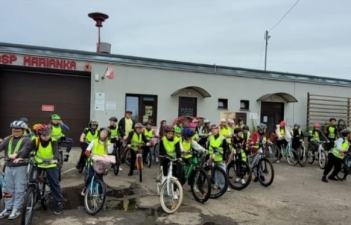 W poniedziałkowy poranek uczniowie klasy 4a i 6b pod opieką wychowawców i rodziców wyruszyli na rajd rowerowy do malowniczej Marianki. Nie była to jednak zwykła wycieczka, ponieważ wyjazd został zorganizowany w ramach Europejskiego Dnia bez Samochodu. Zamiast spalin, klaksonów i korków dzieci wybrały świeże powietrze, sport i dobrą zabawę. Tego dnia mijający rowerzystów  kierowcy życzliwie  machali uczniom i pozdrawiali ich włączonymi klaksonami. Natomiast o bezpieczeństwo podczas drogi zadbała policja. Przez chwilę uczestnicy mogli poczuć się niczym eskortowana rządowa kolumna.
Na miejscu czekała na wszystkich nagroda. Najpierw ognisko z kiełbaskami, a następnie rekreacyjne zmagania na placu zabaw. Huśtawki, zjeżdżalnie, gonitwy dostarczały emocji niemal takich jak jazda na rowerze.
Wyprawa do Marianki udowodniła wszystkim, że rower, kiełbaska i dobra drużyna to przepis na idealny Dzień bez Samochodu.
Brawo dla wszystkich młodych rowerzystów!  
Młodsi dali przykład dorosłym: ,,Nie musisz mieć samochodu, żeby dotrzeć do celu. Wystarczy rower, trochę siły w nogach i ekipa przyjaciół”.