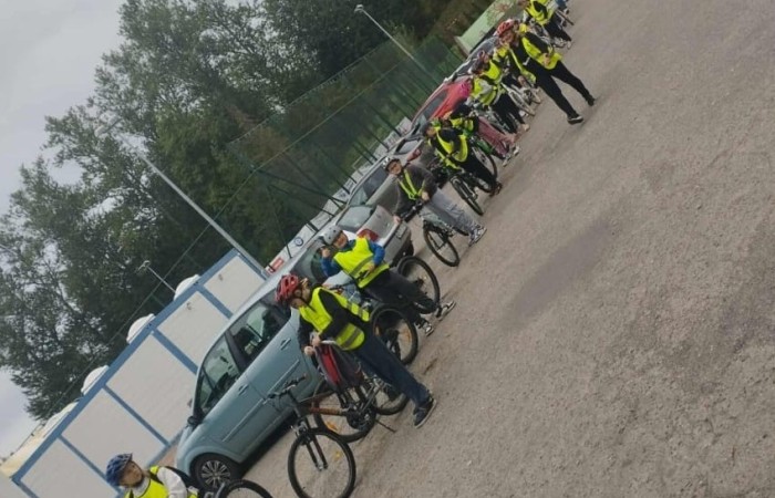 W poniedziałkowy poranek uczniowie klasy 4a i 6b pod opieką wychowawców i rodziców wyruszyli na rajd rowerowy do malowniczej Marianki. Nie była to jednak zwykła wycieczka, ponieważ wyjazd został zorganizowany w ramach Europejskiego Dnia bez Samochodu. Zamiast spalin, klaksonów i korków dzieci wybrały świeże powietrze, sport i dobrą zabawę. Tego dnia mijający rowerzystów  kierowcy życzliwie  machali uczniom i pozdrawiali ich włączonymi klaksonami. Natomiast o bezpieczeństwo podczas drogi zadbała policja. Przez chwilę uczestnicy mogli poczuć się niczym eskortowana rządowa kolumna.
Na miejscu czekała na wszystkich nagroda. Najpierw ognisko z kiełbaskami, a następnie rekreacyjne zmagania na placu zabaw. Huśtawki, zjeżdżalnie, gonitwy dostarczały emocji niemal takich jak jazda na rowerze.
Wyprawa do Marianki udowodniła wszystkim, że rower, kiełbaska i dobra drużyna to przepis na idealny Dzień bez Samochodu.
Brawo dla wszystkich młodych rowerzystów!  
Młodsi dali przykład dorosłym: ,,Nie musisz mieć samochodu, żeby dotrzeć do celu. Wystarczy rower, trochę siły w nogach i ekipa przyjaciół”.