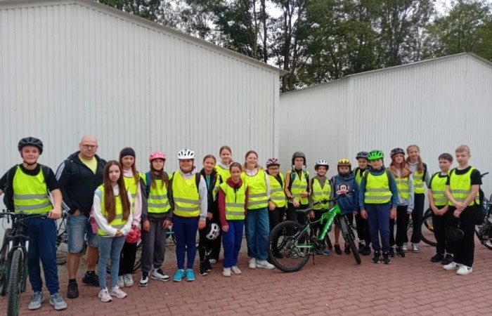 W poniedziałkowy poranek uczniowie klasy 4a i 6b pod opieką wychowawców i rodziców wyruszyli na rajd rowerowy do malowniczej Marianki. Nie była to jednak zwykła wycieczka, ponieważ wyjazd został zorganizowany w ramach Europejskiego Dnia bez Samochodu. Zamiast spalin, klaksonów i korków dzieci wybrały świeże powietrze, sport i dobrą zabawę. Tego dnia mijający rowerzystów  kierowcy życzliwie  machali uczniom i pozdrawiali ich włączonymi klaksonami. Natomiast o bezpieczeństwo podczas drogi zadbała policja. Przez chwilę uczestnicy mogli poczuć się niczym eskortowana rządowa kolumna.
Na miejscu czekała na wszystkich nagroda. Najpierw ognisko z kiełbaskami, a następnie rekreacyjne zmagania na placu zabaw. Huśtawki, zjeżdżalnie, gonitwy dostarczały emocji niemal takich jak jazda na rowerze.
Wyprawa do Marianki udowodniła wszystkim, że rower, kiełbaska i dobra drużyna to przepis na idealny Dzień bez Samochodu.
Brawo dla wszystkich młodych rowerzystów!  
Młodsi dali przykład dorosłym: ,,Nie musisz mieć samochodu, żeby dotrzeć do celu. Wystarczy rower, trochę siły w nogach i ekipa przyjaciół”.