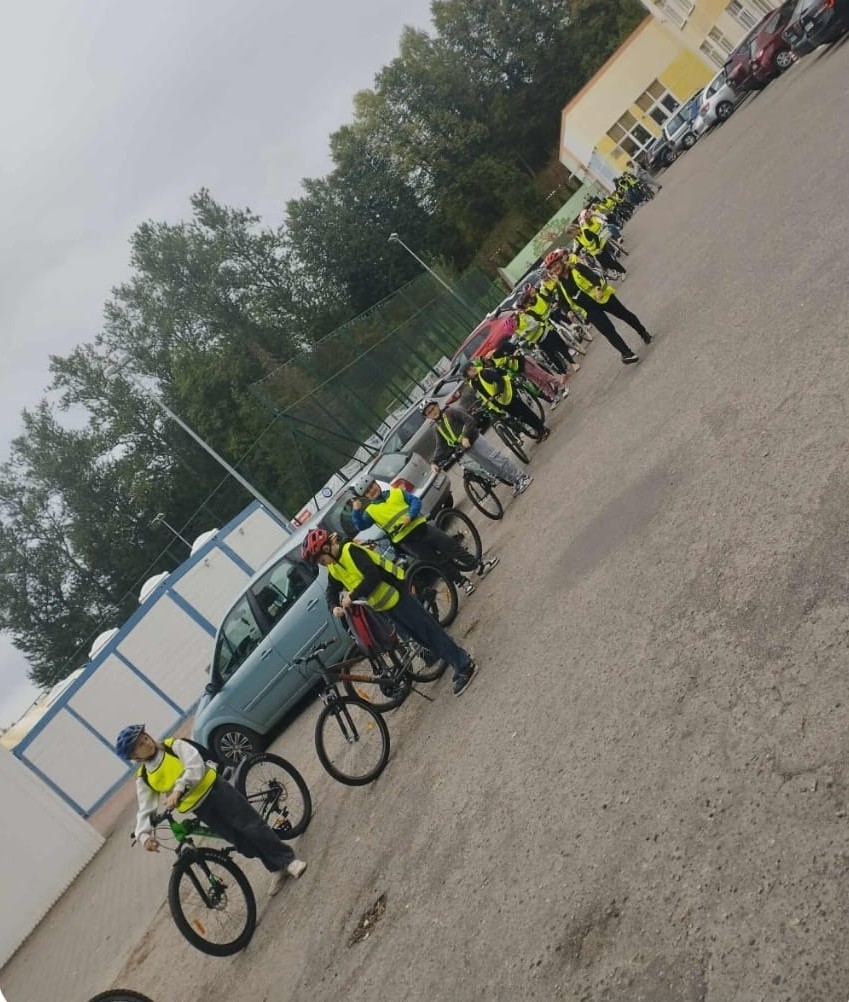 W poniedziałkowy poranek uczniowie klasy 4a i 6b pod opieką wychowawców i rodziców wyruszyli na rajd rowerowy do malowniczej Marianki. Nie była to jednak zwykła wycieczka, ponieważ wyjazd został zorganizowany w ramach Europejskiego Dnia bez Samochodu. Zamiast spalin, klaksonów i korków dzieci wybrały świeże powietrze, sport i dobrą zabawę. Tego dnia mijający rowerzystów  kierowcy życzliwie  machali uczniom i pozdrawiali ich włączonymi klaksonami. Natomiast o bezpieczeństwo podczas drogi zadbała policja. Przez chwilę uczestnicy mogli poczuć się niczym eskortowana rządowa kolumna.
Na miejscu czekała na wszystkich nagroda. Najpierw ognisko z kiełbaskami, a następnie rekreacyjne zmagania na placu zabaw. Huśtawki, zjeżdżalnie, gonitwy dostarczały emocji niemal takich jak jazda na rowerze.
Wyprawa do Marianki udowodniła wszystkim, że rower, kiełbaska i dobra drużyna to przepis na idealny Dzień bez Samochodu.
Brawo dla wszystkich młodych rowerzystów!  
Młodsi dali przykład dorosłym: ,,Nie musisz mieć samochodu, żeby dotrzeć do celu. Wystarczy rower, trochę siły w nogach i ekipa przyjaciół”.
