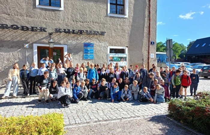 25 września uczniowie klas IV i V wybrali się do sali kinowo- widowiskowej Pasłęckiego Ośrodka Kultury, aby obejrzeć spektakl profilaktyczny ,,W pustyni i w Sieci” w wykonaniu Poznańskiego Teatru Aktora.

Przedstawienie w ciekawy i pełen humoru sposób poruszało temat bezpiecznego korzystania z Internetu. Spektakl był okazją nie tylko do zabawy, ale również do głębszych refleksji nad tym, jak ważne jest rozsądne korzystanie z nowych technologii i zachowanie bezpieczeństwa w sieci.

Było ciekawie, zabawnie i pouczająco. Uczniowie na długo zapamiętają tę wartościową lekcję, która odbyła się poza szkolna ławką.                                                                                                                            