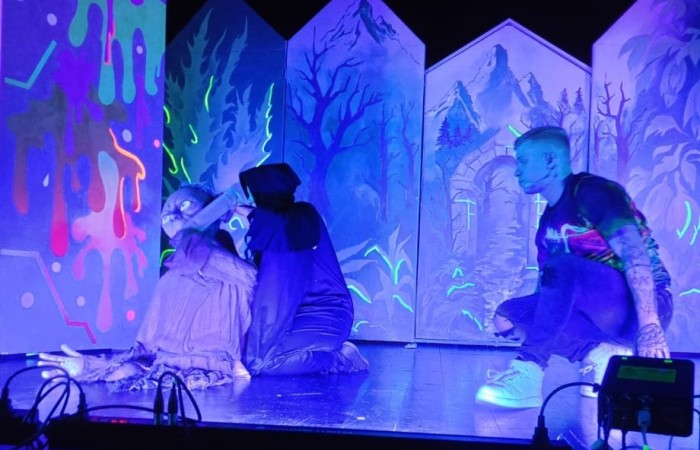 25 września uczniowie klas IV i V wybrali się do sali kinowo- widowiskowej Pasłęckiego Ośrodka Kultury, aby obejrzeć spektakl profilaktyczny ,,W pustyni i w Sieci” w wykonaniu Poznańskiego Teatru Aktora.

Przedstawienie w ciekawy i pełen humoru sposób poruszało temat bezpiecznego korzystania z Internetu. Spektakl był okazją nie tylko do zabawy, ale również do głębszych refleksji nad tym, jak ważne jest rozsądne korzystanie z nowych technologii i zachowanie bezpieczeństwa w sieci.

Było ciekawie, zabawnie i pouczająco. Uczniowie na długo zapamiętają tę wartościową lekcję, która odbyła się poza szkolna ławką.                                                                                                                            