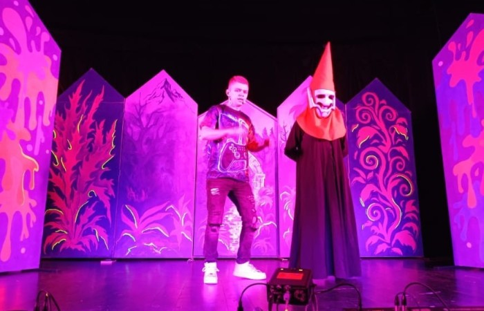 25 września uczniowie klas IV i V wybrali się do sali kinowo- widowiskowej Pasłęckiego Ośrodka Kultury, aby obejrzeć spektakl profilaktyczny ,,W pustyni i w Sieci” w wykonaniu Poznańskiego Teatru Aktora.

Przedstawienie w ciekawy i pełen humoru sposób poruszało temat bezpiecznego korzystania z Internetu. Spektakl był okazją nie tylko do zabawy, ale również do głębszych refleksji nad tym, jak ważne jest rozsądne korzystanie z nowych technologii i zachowanie bezpieczeństwa w sieci.

Było ciekawie, zabawnie i pouczająco. Uczniowie na długo zapamiętają tę wartościową lekcję, która odbyła się poza szkolna ławką.                                                                                                                            