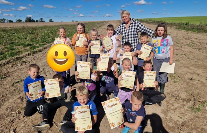 Uczniowie klasy 2A spędzili wyjątkowy dzień, podczas którego królował… ziemniak!  
Na początku poznaliśmy historię tej rośliny oraz dowiedzieliśmy się, jak wygląda jej budowa i w jaki sposób trafia z pola na nasze stoły. Nie zabrakło także wspólnej zabawy i zbierania ziemniaków, co sprawiło dzieciom ogromną frajdę.
Na zakończenie każdy mógł spróbować pysznych potraw przygotowanych z ziemniaków – były frytki, chipsy i chrupiące placki ziemniaczane. Dzięki temu wydarzeniu uczniowie nie tylko świetnie się bawili, ale też zdobyli nową wiedzę o roślinach okopowych. Serdecznie dziękujemy mamom: Paulinie Rokita, Asi Jabłońskiej i Sandrze Grzmocińskiej za doskonałe przygotowanie zajęć, pyszne smakołyki oraz poświęcony czas. Dzięki Wam ten dzień stał się naprawdę wyjątkowy! 
