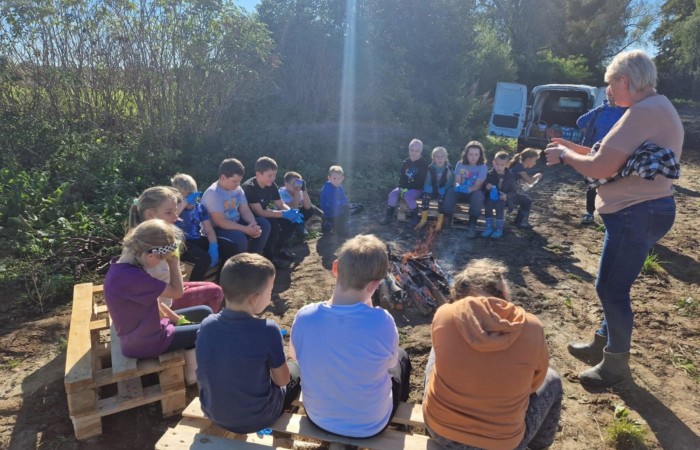 Uczniowie klasy 2A spędzili wyjątkowy dzień, podczas którego królował… ziemniak!  
Na początku poznaliśmy historię tej rośliny oraz dowiedzieliśmy się, jak wygląda jej budowa i w jaki sposób trafia z pola na nasze stoły. Nie zabrakło także wspólnej zabawy i zbierania ziemniaków, co sprawiło dzieciom ogromną frajdę.
Na zakończenie każdy mógł spróbować pysznych potraw przygotowanych z ziemniaków – były frytki, chipsy i chrupiące placki ziemniaczane. Dzięki temu wydarzeniu uczniowie nie tylko świetnie się bawili, ale też zdobyli nową wiedzę o roślinach okopowych. Serdecznie dziękujemy mamom: Paulinie Rokita, Asi Jabłońskiej i Sandrze Grzmocińskiej za doskonałe przygotowanie zajęć, pyszne smakołyki oraz poświęcony czas. Dzięki Wam ten dzień stał się naprawdę wyjątkowy! 
