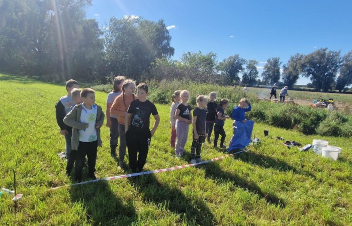 Uczniowie klasy 2A spędzili wyjątkowy dzień, podczas którego królował… ziemniak!  
Na początku poznaliśmy historię tej rośliny oraz dowiedzieliśmy się, jak wygląda jej budowa i w jaki sposób trafia z pola na nasze stoły. Nie zabrakło także wspólnej zabawy i zbierania ziemniaków, co sprawiło dzieciom ogromną frajdę.
Na zakończenie każdy mógł spróbować pysznych potraw przygotowanych z ziemniaków – były frytki, chipsy i chrupiące placki ziemniaczane. Dzięki temu wydarzeniu uczniowie nie tylko świetnie się bawili, ale też zdobyli nową wiedzę o roślinach okopowych. Serdecznie dziękujemy mamom: Paulinie Rokita, Asi Jabłońskiej i Sandrze Grzmocińskiej za doskonałe przygotowanie zajęć, pyszne smakołyki oraz poświęcony czas. Dzięki Wam ten dzień stał się naprawdę wyjątkowy! 
