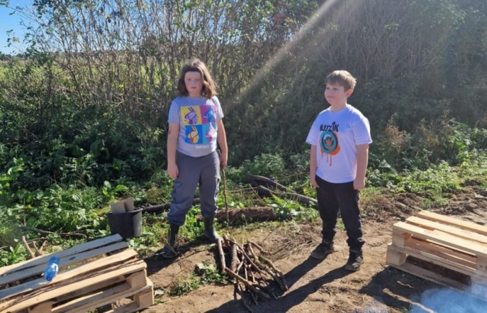 Uczniowie klasy 2A spędzili wyjątkowy dzień, podczas którego królował… ziemniak!  
Na początku poznaliśmy historię tej rośliny oraz dowiedzieliśmy się, jak wygląda jej budowa i w jaki sposób trafia z pola na nasze stoły. Nie zabrakło także wspólnej zabawy i zbierania ziemniaków, co sprawiło dzieciom ogromną frajdę.
Na zakończenie każdy mógł spróbować pysznych potraw przygotowanych z ziemniaków – były frytki, chipsy i chrupiące placki ziemniaczane. Dzięki temu wydarzeniu uczniowie nie tylko świetnie się bawili, ale też zdobyli nową wiedzę o roślinach okopowych. Serdecznie dziękujemy mamom: Paulinie Rokita, Asi Jabłońskiej i Sandrze Grzmocińskiej za doskonałe przygotowanie zajęć, pyszne smakołyki oraz poświęcony czas. Dzięki Wam ten dzień stał się naprawdę wyjątkowy! 
