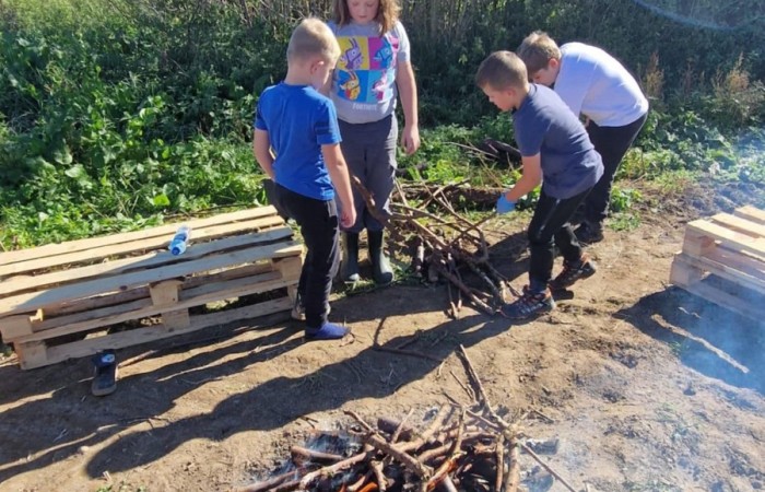 Uczniowie klasy 2A spędzili wyjątkowy dzień, podczas którego królował… ziemniak!  
Na początku poznaliśmy historię tej rośliny oraz dowiedzieliśmy się, jak wygląda jej budowa i w jaki sposób trafia z pola na nasze stoły. Nie zabrakło także wspólnej zabawy i zbierania ziemniaków, co sprawiło dzieciom ogromną frajdę.
Na zakończenie każdy mógł spróbować pysznych potraw przygotowanych z ziemniaków – były frytki, chipsy i chrupiące placki ziemniaczane. Dzięki temu wydarzeniu uczniowie nie tylko świetnie się bawili, ale też zdobyli nową wiedzę o roślinach okopowych. Serdecznie dziękujemy mamom: Paulinie Rokita, Asi Jabłońskiej i Sandrze Grzmocińskiej za doskonałe przygotowanie zajęć, pyszne smakołyki oraz poświęcony czas. Dzięki Wam ten dzień stał się naprawdę wyjątkowy! 
