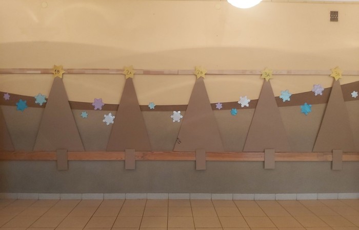 W oczekiwaniu na zbliżające się święta, w naszej szkole już od pewnego czasu gości magia Świąt Bożego Narodzenia.
Św. Mikołaj wysłuchał prośby dzieci, przynosząc wspaniałą choinkę. Uczniowie pięknie ją przystroili samodzielnie wykonanymi ozdobami. 
Na holu pojawiły się też makiety choinek, które każda z klas musiała udekorować w ramach konkursu. Dzieci wykazały się niesamowitą pomysłowością i zaangażowaniem, tworząc swoje świąteczne drzewko.
Komisja miała ogromny problem aby wybrać tą najładniejszą, gdyż wszystkie zasługiwały na pierwsze miejsce.
Panie: I. Matukiewicz, B. Ziębicka i M. Szymańska jako „zwycięzcę” ostatecznie wskazały choinkę klasy II B.
Klasy IB i III B zajęły II miejsce, a klasy IA, II A i III A zajęły miejsce III.
Wszyscy uczniowie otrzymali słodycze i zestawy papierów kolorowych.
Tak pięknie wykonane dekoracje i zapach choinki wprowadziły wszystkich w atmosferę zbliżających się Świąt Bożego Narodzenia.