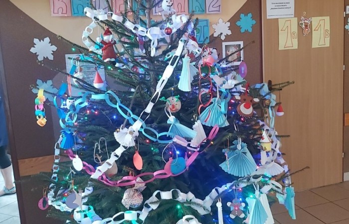 W oczekiwaniu na zbliżające się święta, w naszej szkole już od pewnego czasu gości magia Świąt Bożego Narodzenia.
Św. Mikołaj wysłuchał prośby dzieci, przynosząc wspaniałą choinkę. Uczniowie pięknie ją przystroili samodzielnie wykonanymi ozdobami. 
Na holu pojawiły się też makiety choinek, które każda z klas musiała udekorować w ramach konkursu. Dzieci wykazały się niesamowitą pomysłowością i zaangażowaniem, tworząc swoje świąteczne drzewko.
Komisja miała ogromny problem aby wybrać tą najładniejszą, gdyż wszystkie zasługiwały na pierwsze miejsce.
Panie: I. Matukiewicz, B. Ziębicka i M. Szymańska jako „zwycięzcę” ostatecznie wskazały choinkę klasy II B.
Klasy IB i III B zajęły II miejsce, a klasy IA, II A i III A zajęły miejsce III.
Wszyscy uczniowie otrzymali słodycze i zestawy papierów kolorowych.
Tak pięknie wykonane dekoracje i zapach choinki wprowadziły wszystkich w atmosferę zbliżających się Świąt Bożego Narodzenia.