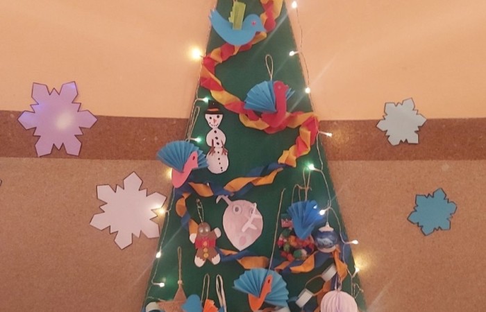 W oczekiwaniu na zbliżające się święta, w naszej szkole już od pewnego czasu gości magia Świąt Bożego Narodzenia.
Św. Mikołaj wysłuchał prośby dzieci, przynosząc wspaniałą choinkę. Uczniowie pięknie ją przystroili samodzielnie wykonanymi ozdobami. 
Na holu pojawiły się też makiety choinek, które każda z klas musiała udekorować w ramach konkursu. Dzieci wykazały się niesamowitą pomysłowością i zaangażowaniem, tworząc swoje świąteczne drzewko.
Komisja miała ogromny problem aby wybrać tą najładniejszą, gdyż wszystkie zasługiwały na pierwsze miejsce.
Panie: I. Matukiewicz, B. Ziębicka i M. Szymańska jako „zwycięzcę” ostatecznie wskazały choinkę klasy II B.
Klasy IB i III B zajęły II miejsce, a klasy IA, II A i III A zajęły miejsce III.
Wszyscy uczniowie otrzymali słodycze i zestawy papierów kolorowych.
Tak pięknie wykonane dekoracje i zapach choinki wprowadziły wszystkich w atmosferę zbliżających się Świąt Bożego Narodzenia.