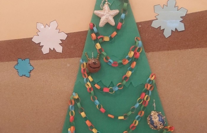 W oczekiwaniu na zbliżające się święta, w naszej szkole już od pewnego czasu gości magia Świąt Bożego Narodzenia.
Św. Mikołaj wysłuchał prośby dzieci, przynosząc wspaniałą choinkę. Uczniowie pięknie ją przystroili samodzielnie wykonanymi ozdobami. 
Na holu pojawiły się też makiety choinek, które każda z klas musiała udekorować w ramach konkursu. Dzieci wykazały się niesamowitą pomysłowością i zaangażowaniem, tworząc swoje świąteczne drzewko.
Komisja miała ogromny problem aby wybrać tą najładniejszą, gdyż wszystkie zasługiwały na pierwsze miejsce.
Panie: I. Matukiewicz, B. Ziębicka i M. Szymańska jako „zwycięzcę” ostatecznie wskazały choinkę klasy II B.
Klasy IB i III B zajęły II miejsce, a klasy IA, II A i III A zajęły miejsce III.
Wszyscy uczniowie otrzymali słodycze i zestawy papierów kolorowych.
Tak pięknie wykonane dekoracje i zapach choinki wprowadziły wszystkich w atmosferę zbliżających się Świąt Bożego Narodzenia.