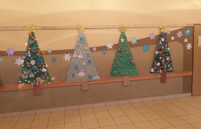 W oczekiwaniu na zbliżające się święta, w naszej szkole już od pewnego czasu gości magia Świąt Bożego Narodzenia.
Św. Mikołaj wysłuchał prośby dzieci, przynosząc wspaniałą choinkę. Uczniowie pięknie ją przystroili samodzielnie wykonanymi ozdobami. 
Na holu pojawiły się też makiety choinek, które każda z klas musiała udekorować w ramach konkursu. Dzieci wykazały się niesamowitą pomysłowością i zaangażowaniem, tworząc swoje świąteczne drzewko.
Komisja miała ogromny problem aby wybrać tą najładniejszą, gdyż wszystkie zasługiwały na pierwsze miejsce.
Panie: I. Matukiewicz, B. Ziębicka i M. Szymańska jako „zwycięzcę” ostatecznie wskazały choinkę klasy II B.
Klasy IB i III B zajęły II miejsce, a klasy IA, II A i III A zajęły miejsce III.
Wszyscy uczniowie otrzymali słodycze i zestawy papierów kolorowych.
Tak pięknie wykonane dekoracje i zapach choinki wprowadziły wszystkich w atmosferę zbliżających się Świąt Bożego Narodzenia.