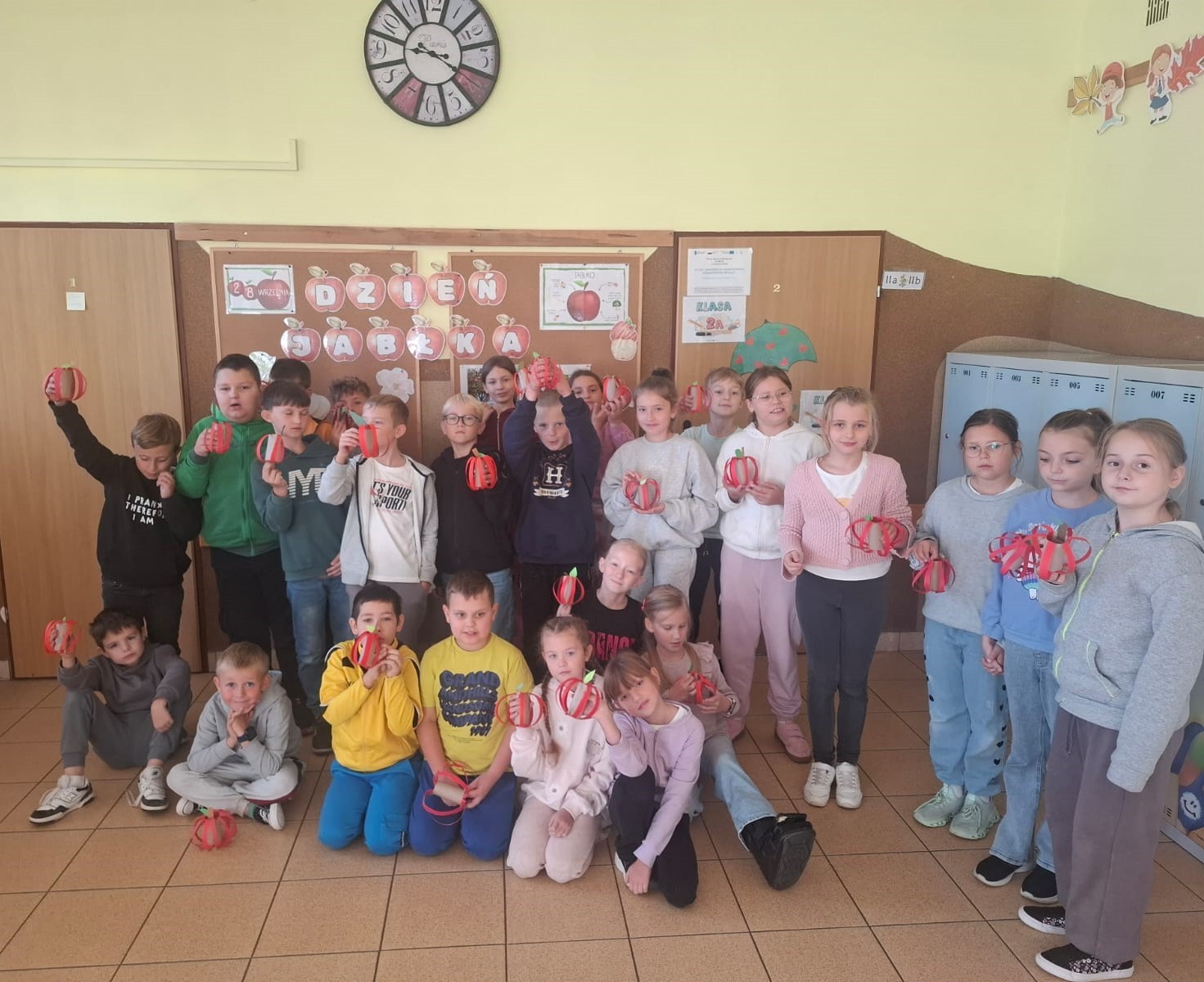 Dziś w naszej szkole królowało... jabłko! 
Uczniowie klas 1–3 spędzili ten wyjątkowy dzień, biorąc udział w zajęciach, których motywem przewodnim były właśnie jabłka. Pojawiły się one w różnorodnej formie – jako inspiracja do prac plastycznych, temat zadań i wyzwań edukacyjnych, a nawet jako przepyszne, zdrowe przekąski.
Serdeczne podziękowania kierujemy do Rodziców za zaangażowanie i przygotowanie tych smakowitych jabłkowych pyszności – dzięki Wam ten dzień był jeszcze bardziej wyjątkowy.
To była prawdziwa uczta dla zmysłów i okazja do nauki poprzez zabawę.

