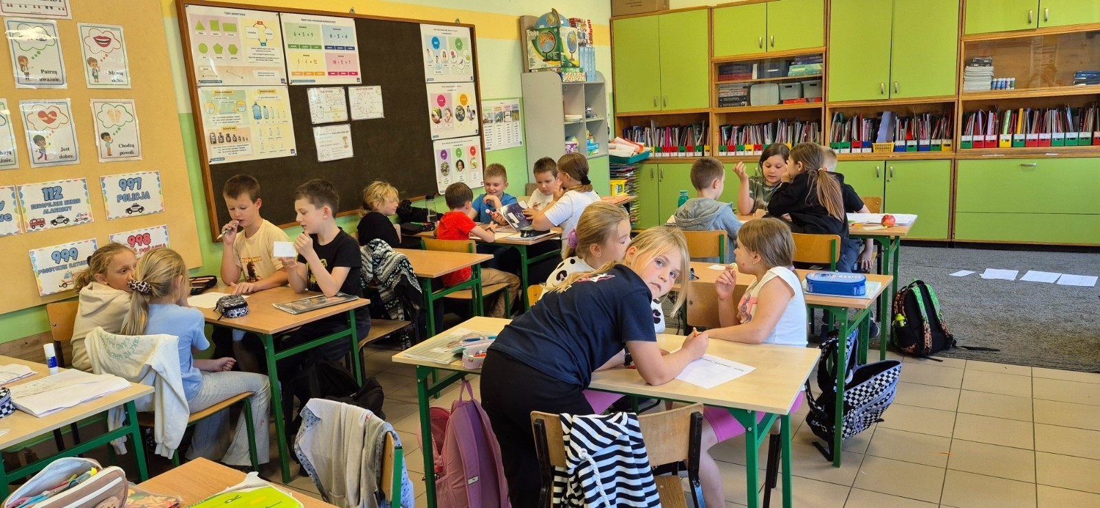 Dziś w naszej szkole królowało... jabłko! 
Uczniowie klas 1–3 spędzili ten wyjątkowy dzień, biorąc udział w zajęciach, których motywem przewodnim były właśnie jabłka. Pojawiły się one w różnorodnej formie – jako inspiracja do prac plastycznych, temat zadań i wyzwań edukacyjnych, a nawet jako przepyszne, zdrowe przekąski.
Serdeczne podziękowania kierujemy do Rodziców za zaangażowanie i przygotowanie tych smakowitych jabłkowych pyszności – dzięki Wam ten dzień był jeszcze bardziej wyjątkowy.
To była prawdziwa uczta dla zmysłów i okazja do nauki poprzez zabawę.
