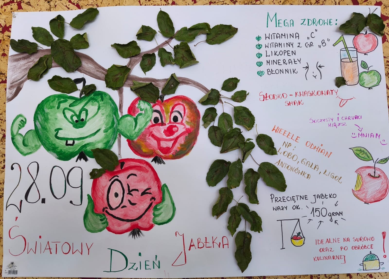 Dziś w naszej szkole królowało... jabłko! 
Uczniowie klas 1–3 spędzili ten wyjątkowy dzień, biorąc udział w zajęciach, których motywem przewodnim były właśnie jabłka. Pojawiły się one w różnorodnej formie – jako inspiracja do prac plastycznych, temat zadań i wyzwań edukacyjnych, a nawet jako przepyszne, zdrowe przekąski.
Serdeczne podziękowania kierujemy do Rodziców za zaangażowanie i przygotowanie tych smakowitych jabłkowych pyszności – dzięki Wam ten dzień był jeszcze bardziej wyjątkowy.
To była prawdziwa uczta dla zmysłów i okazja do nauki poprzez zabawę.
