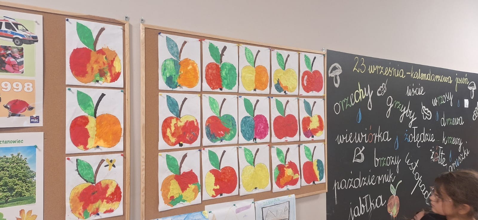 Dziś w naszej szkole królowało... jabłko! 
Uczniowie klas 1–3 spędzili ten wyjątkowy dzień, biorąc udział w zajęciach, których motywem przewodnim były właśnie jabłka. Pojawiły się one w różnorodnej formie – jako inspiracja do prac plastycznych, temat zadań i wyzwań edukacyjnych, a nawet jako przepyszne, zdrowe przekąski.
Serdeczne podziękowania kierujemy do Rodziców za zaangażowanie i przygotowanie tych smakowitych jabłkowych pyszności – dzięki Wam ten dzień był jeszcze bardziej wyjątkowy.
To była prawdziwa uczta dla zmysłów i okazja do nauki poprzez zabawę.

