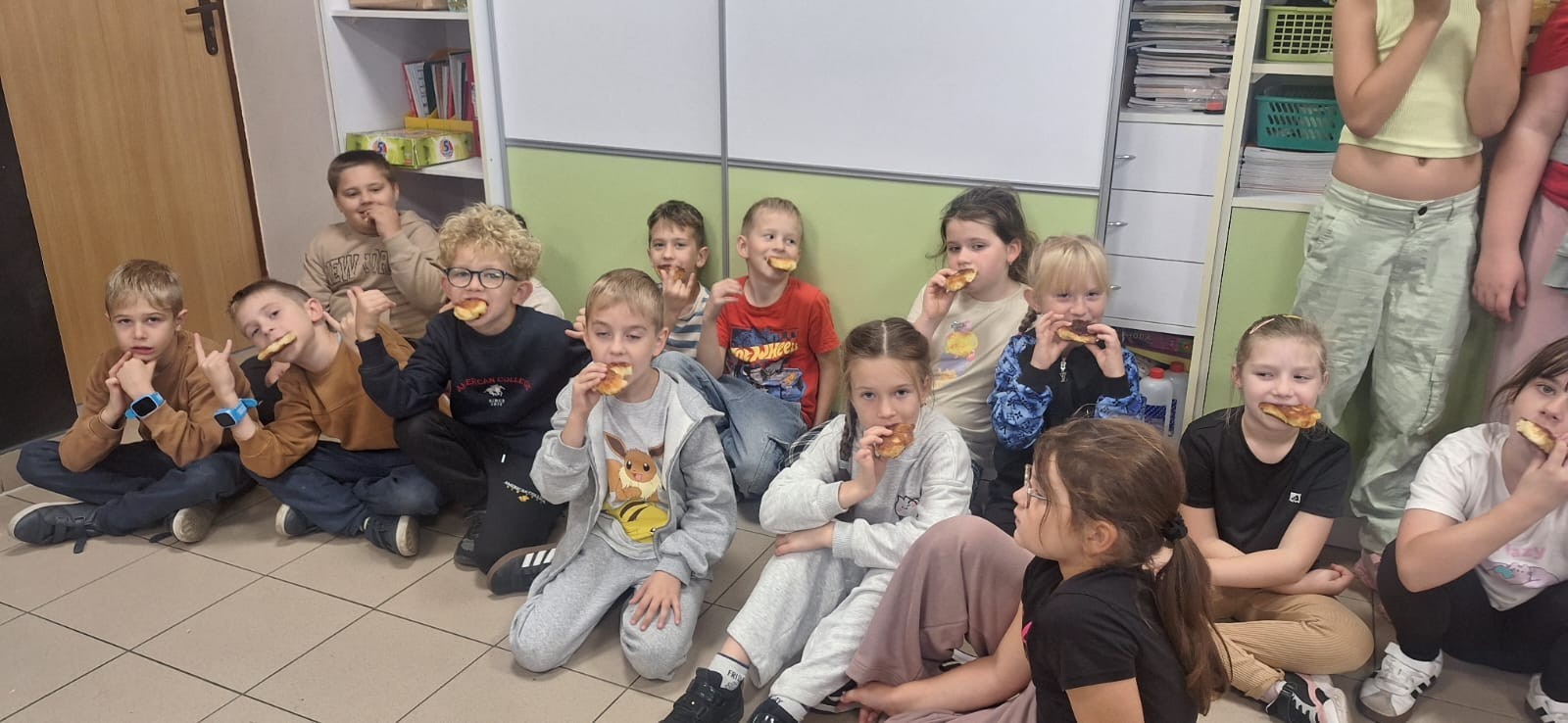Dziś w naszej szkole królowało... jabłko! 
Uczniowie klas 1–3 spędzili ten wyjątkowy dzień, biorąc udział w zajęciach, których motywem przewodnim były właśnie jabłka. Pojawiły się one w różnorodnej formie – jako inspiracja do prac plastycznych, temat zadań i wyzwań edukacyjnych, a nawet jako przepyszne, zdrowe przekąski.
Serdeczne podziękowania kierujemy do Rodziców za zaangażowanie i przygotowanie tych smakowitych jabłkowych pyszności – dzięki Wam ten dzień był jeszcze bardziej wyjątkowy.
To była prawdziwa uczta dla zmysłów i okazja do nauki poprzez zabawę.
