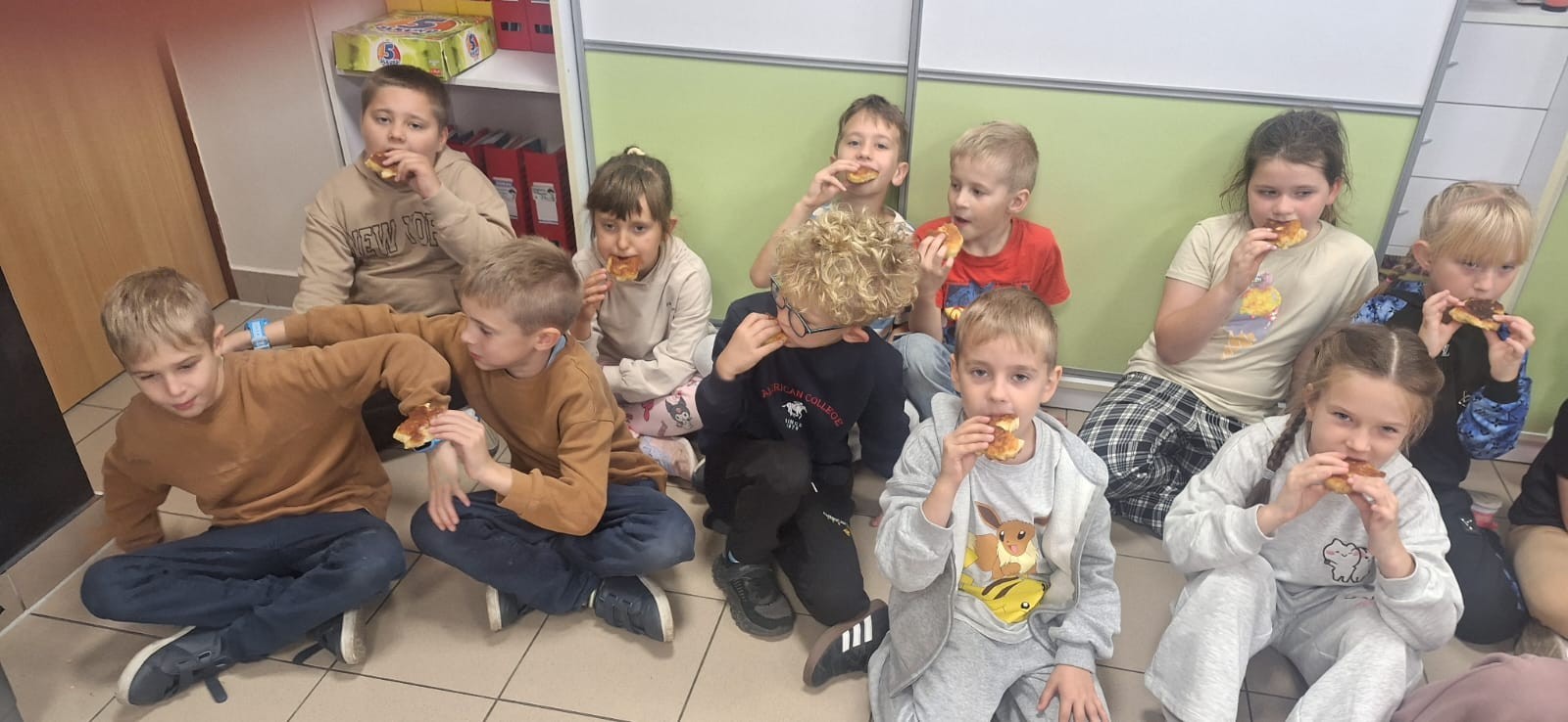 Dziś w naszej szkole królowało... jabłko! 
Uczniowie klas 1–3 spędzili ten wyjątkowy dzień, biorąc udział w zajęciach, których motywem przewodnim były właśnie jabłka. Pojawiły się one w różnorodnej formie – jako inspiracja do prac plastycznych, temat zadań i wyzwań edukacyjnych, a nawet jako przepyszne, zdrowe przekąski.
Serdeczne podziękowania kierujemy do Rodziców za zaangażowanie i przygotowanie tych smakowitych jabłkowych pyszności – dzięki Wam ten dzień był jeszcze bardziej wyjątkowy.
To była prawdziwa uczta dla zmysłów i okazja do nauki poprzez zabawę.
