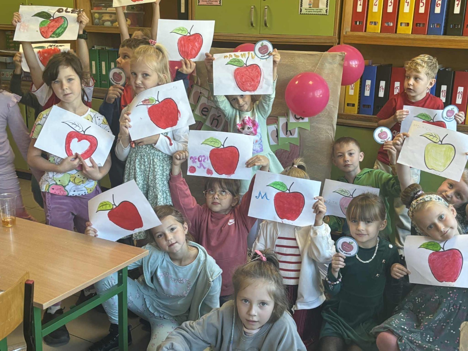 Dziś w naszej szkole królowało... jabłko! 
Uczniowie klas 1–3 spędzili ten wyjątkowy dzień, biorąc udział w zajęciach, których motywem przewodnim były właśnie jabłka. Pojawiły się one w różnorodnej formie – jako inspiracja do prac plastycznych, temat zadań i wyzwań edukacyjnych, a nawet jako przepyszne, zdrowe przekąski.
Serdeczne podziękowania kierujemy do Rodziców za zaangażowanie i przygotowanie tych smakowitych jabłkowych pyszności – dzięki Wam ten dzień był jeszcze bardziej wyjątkowy.
To była prawdziwa uczta dla zmysłów i okazja do nauki poprzez zabawę.
