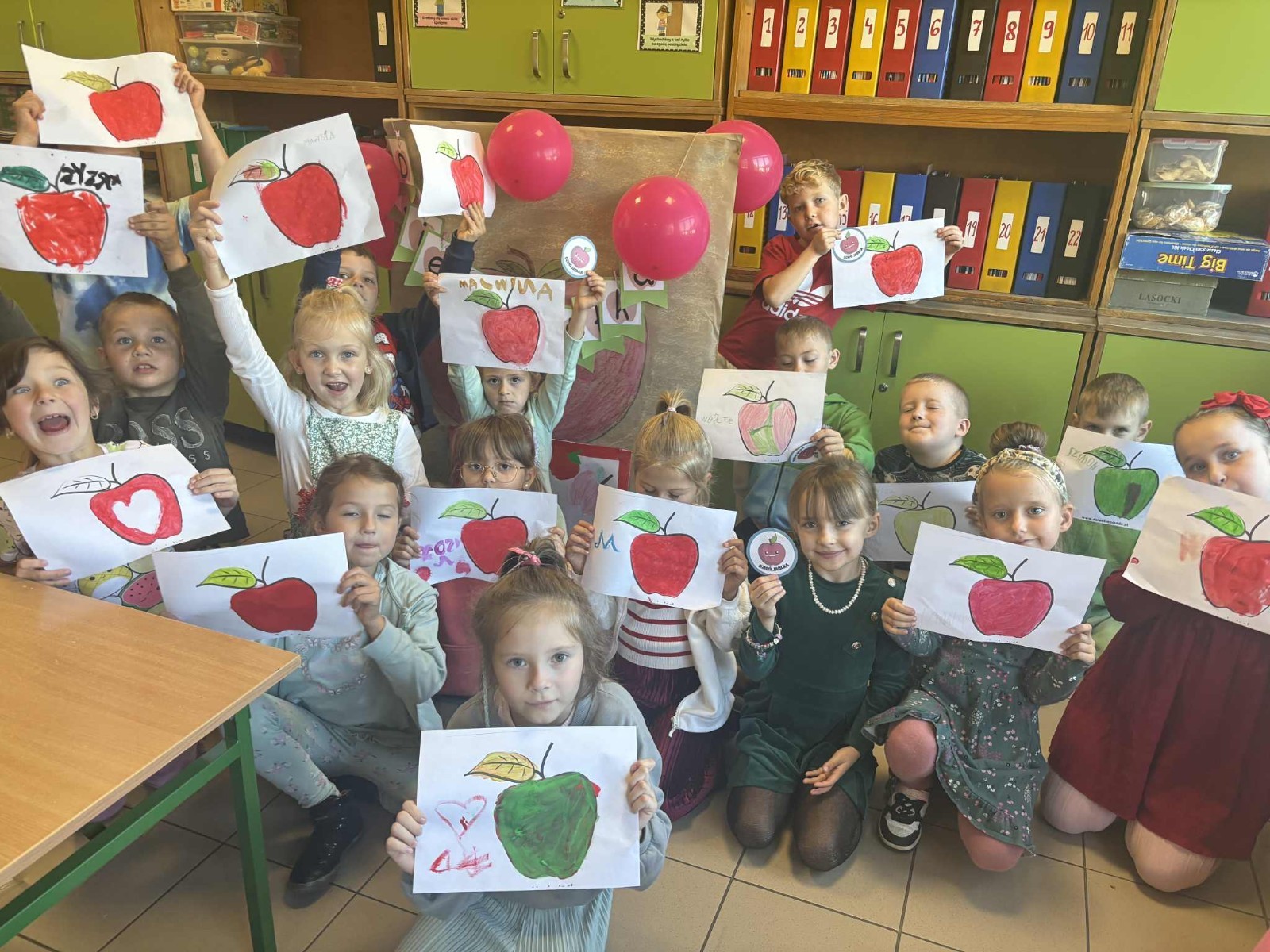 Dziś w naszej szkole królowało... jabłko! 
Uczniowie klas 1–3 spędzili ten wyjątkowy dzień, biorąc udział w zajęciach, których motywem przewodnim były właśnie jabłka. Pojawiły się one w różnorodnej formie – jako inspiracja do prac plastycznych, temat zadań i wyzwań edukacyjnych, a nawet jako przepyszne, zdrowe przekąski.
Serdeczne podziękowania kierujemy do Rodziców za zaangażowanie i przygotowanie tych smakowitych jabłkowych pyszności – dzięki Wam ten dzień był jeszcze bardziej wyjątkowy.
To była prawdziwa uczta dla zmysłów i okazja do nauki poprzez zabawę.
