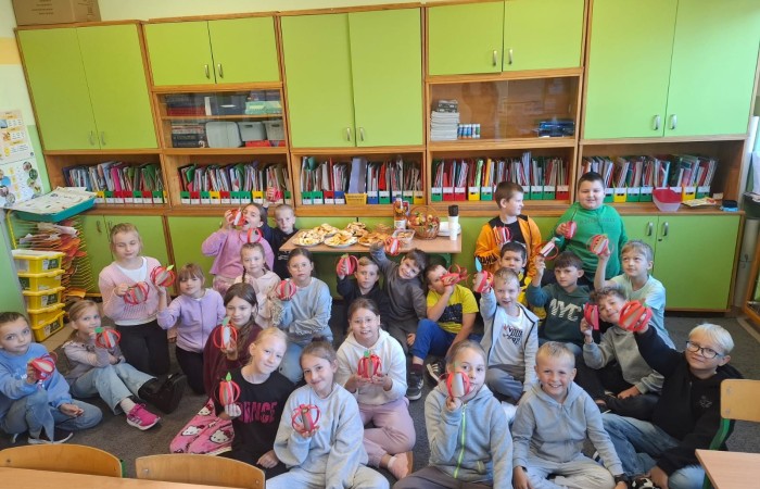 Dziś w naszej szkole królowało... jabłko! 
Uczniowie klas 1–3 spędzili ten wyjątkowy dzień, biorąc udział w zajęciach, których motywem przewodnim były właśnie jabłka. Pojawiły się one w różnorodnej formie – jako inspiracja do prac plastycznych, temat zadań i wyzwań edukacyjnych, a nawet jako przepyszne, zdrowe przekąski.
Serdeczne podziękowania kierujemy do Rodziców za zaangażowanie i przygotowanie tych smakowitych jabłkowych pyszności – dzięki Wam ten dzień był jeszcze bardziej wyjątkowy.
To była prawdziwa uczta dla zmysłów i okazja do nauki poprzez zabawę.
