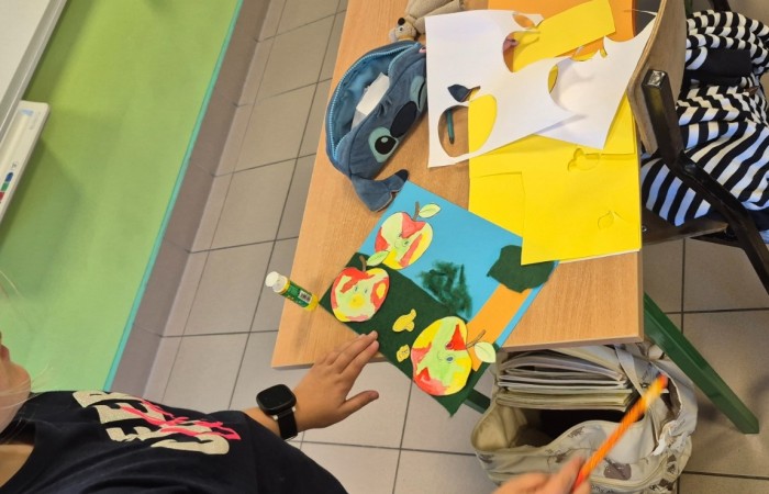 Dziś w naszej szkole królowało... jabłko! 
Uczniowie klas 1–3 spędzili ten wyjątkowy dzień, biorąc udział w zajęciach, których motywem przewodnim były właśnie jabłka. Pojawiły się one w różnorodnej formie – jako inspiracja do prac plastycznych, temat zadań i wyzwań edukacyjnych, a nawet jako przepyszne, zdrowe przekąski.
Serdeczne podziękowania kierujemy do Rodziców za zaangażowanie i przygotowanie tych smakowitych jabłkowych pyszności – dzięki Wam ten dzień był jeszcze bardziej wyjątkowy.
To była prawdziwa uczta dla zmysłów i okazja do nauki poprzez zabawę.
