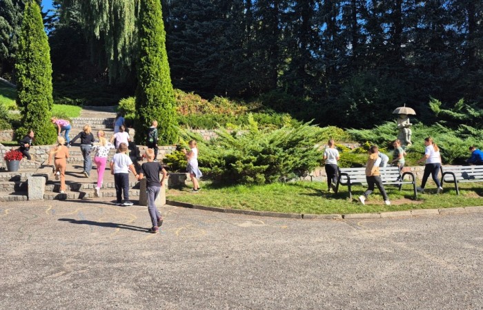 Dziś w naszej szkole królowało... jabłko! 
Uczniowie klas 1–3 spędzili ten wyjątkowy dzień, biorąc udział w zajęciach, których motywem przewodnim były właśnie jabłka. Pojawiły się one w różnorodnej formie – jako inspiracja do prac plastycznych, temat zadań i wyzwań edukacyjnych, a nawet jako przepyszne, zdrowe przekąski.
Serdeczne podziękowania kierujemy do Rodziców za zaangażowanie i przygotowanie tych smakowitych jabłkowych pyszności – dzięki Wam ten dzień był jeszcze bardziej wyjątkowy.
To była prawdziwa uczta dla zmysłów i okazja do nauki poprzez zabawę.
