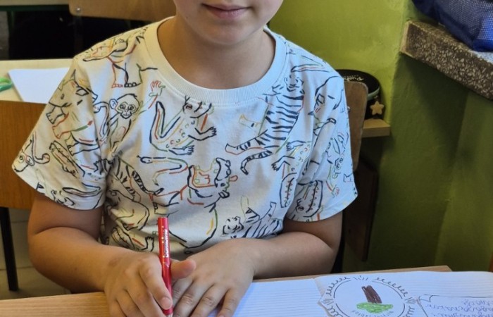 Dziś w naszej szkole królowało... jabłko! 
Uczniowie klas 1–3 spędzili ten wyjątkowy dzień, biorąc udział w zajęciach, których motywem przewodnim były właśnie jabłka. Pojawiły się one w różnorodnej formie – jako inspiracja do prac plastycznych, temat zadań i wyzwań edukacyjnych, a nawet jako przepyszne, zdrowe przekąski.
Serdeczne podziękowania kierujemy do Rodziców za zaangażowanie i przygotowanie tych smakowitych jabłkowych pyszności – dzięki Wam ten dzień był jeszcze bardziej wyjątkowy.
To była prawdziwa uczta dla zmysłów i okazja do nauki poprzez zabawę.
