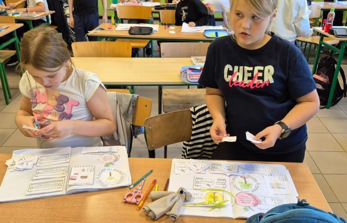 Dziś w naszej szkole królowało... jabłko! 
Uczniowie klas 1–3 spędzili ten wyjątkowy dzień, biorąc udział w zajęciach, których motywem przewodnim były właśnie jabłka. Pojawiły się one w różnorodnej formie – jako inspiracja do prac plastycznych, temat zadań i wyzwań edukacyjnych, a nawet jako przepyszne, zdrowe przekąski.
Serdeczne podziękowania kierujemy do Rodziców za zaangażowanie i przygotowanie tych smakowitych jabłkowych pyszności – dzięki Wam ten dzień był jeszcze bardziej wyjątkowy.
To była prawdziwa uczta dla zmysłów i okazja do nauki poprzez zabawę.
