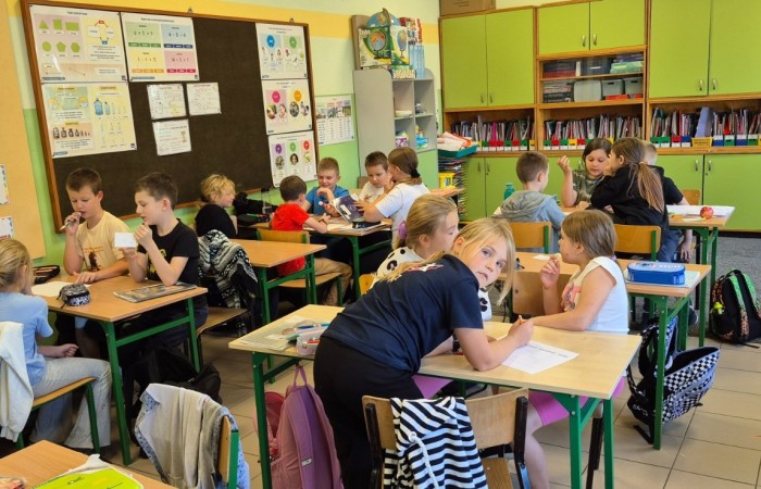 Dziś w naszej szkole królowało... jabłko! 
Uczniowie klas 1–3 spędzili ten wyjątkowy dzień, biorąc udział w zajęciach, których motywem przewodnim były właśnie jabłka. Pojawiły się one w różnorodnej formie – jako inspiracja do prac plastycznych, temat zadań i wyzwań edukacyjnych, a nawet jako przepyszne, zdrowe przekąski.
Serdeczne podziękowania kierujemy do Rodziców za zaangażowanie i przygotowanie tych smakowitych jabłkowych pyszności – dzięki Wam ten dzień był jeszcze bardziej wyjątkowy.
To była prawdziwa uczta dla zmysłów i okazja do nauki poprzez zabawę.
